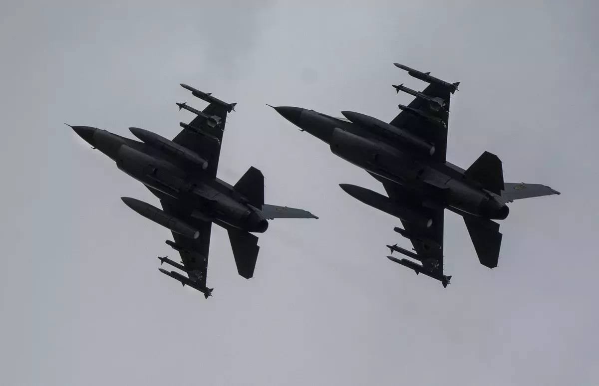 https://d.newsweek.com/en/full/2673961/ukraine-f-16s.webp