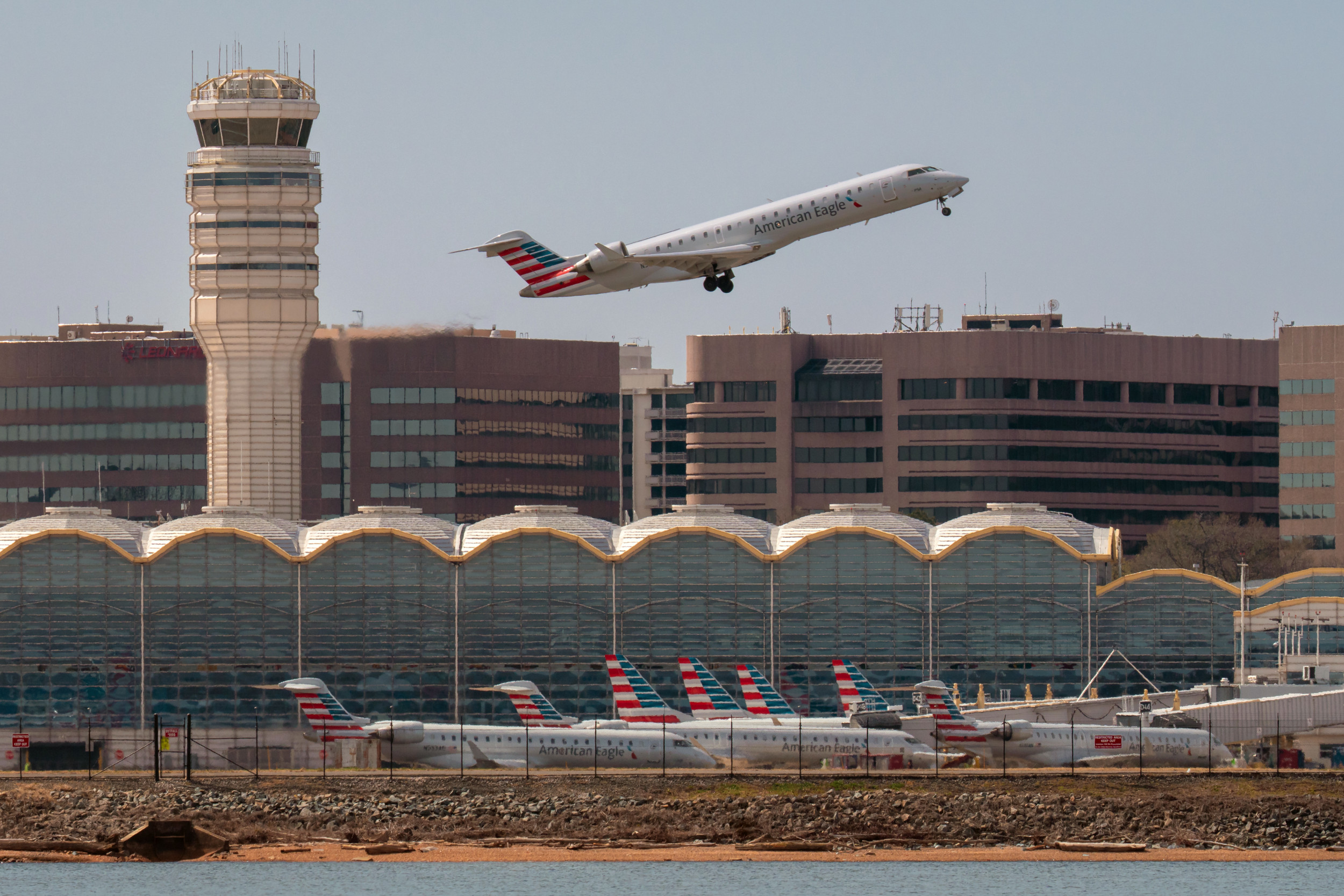 newsweek.com - Theo Burman - FBI issues US airline warning: What to know