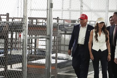 El presidente Donald Trump en el centro de ICE