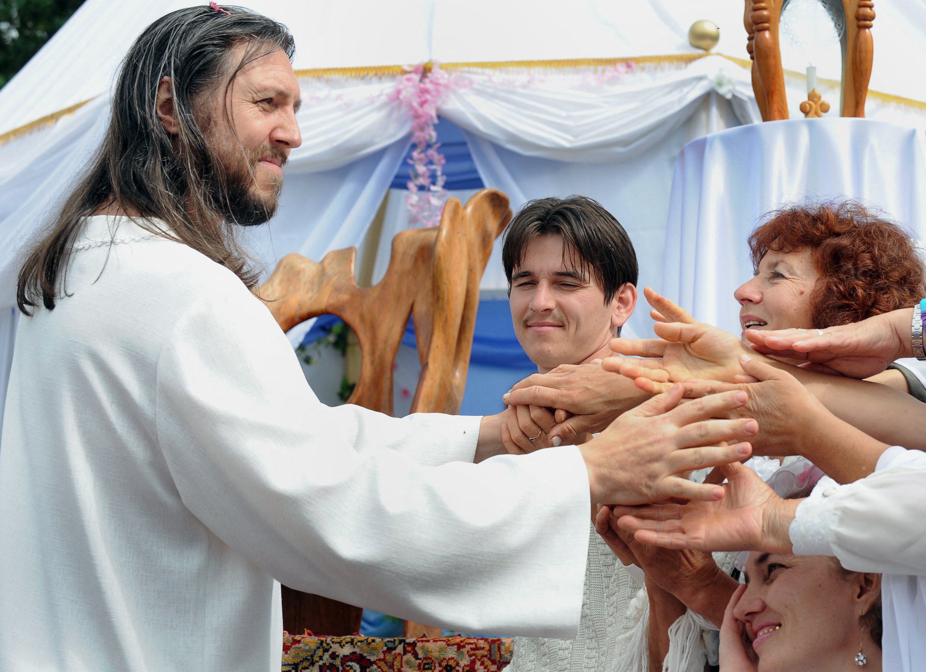 https://d.newsweek.com/en/full/2675389/vissarion-teacher.jpg