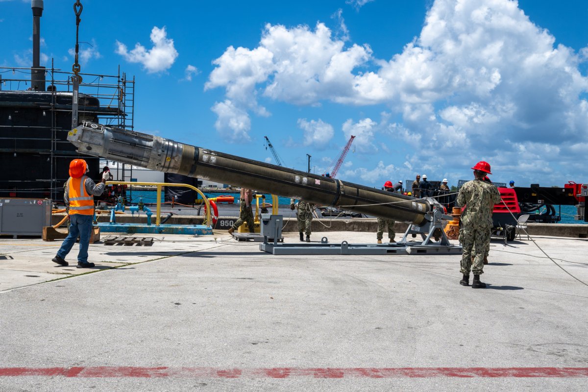 Os submarinos dos EUA carregam mísseis Tomahak em Guam