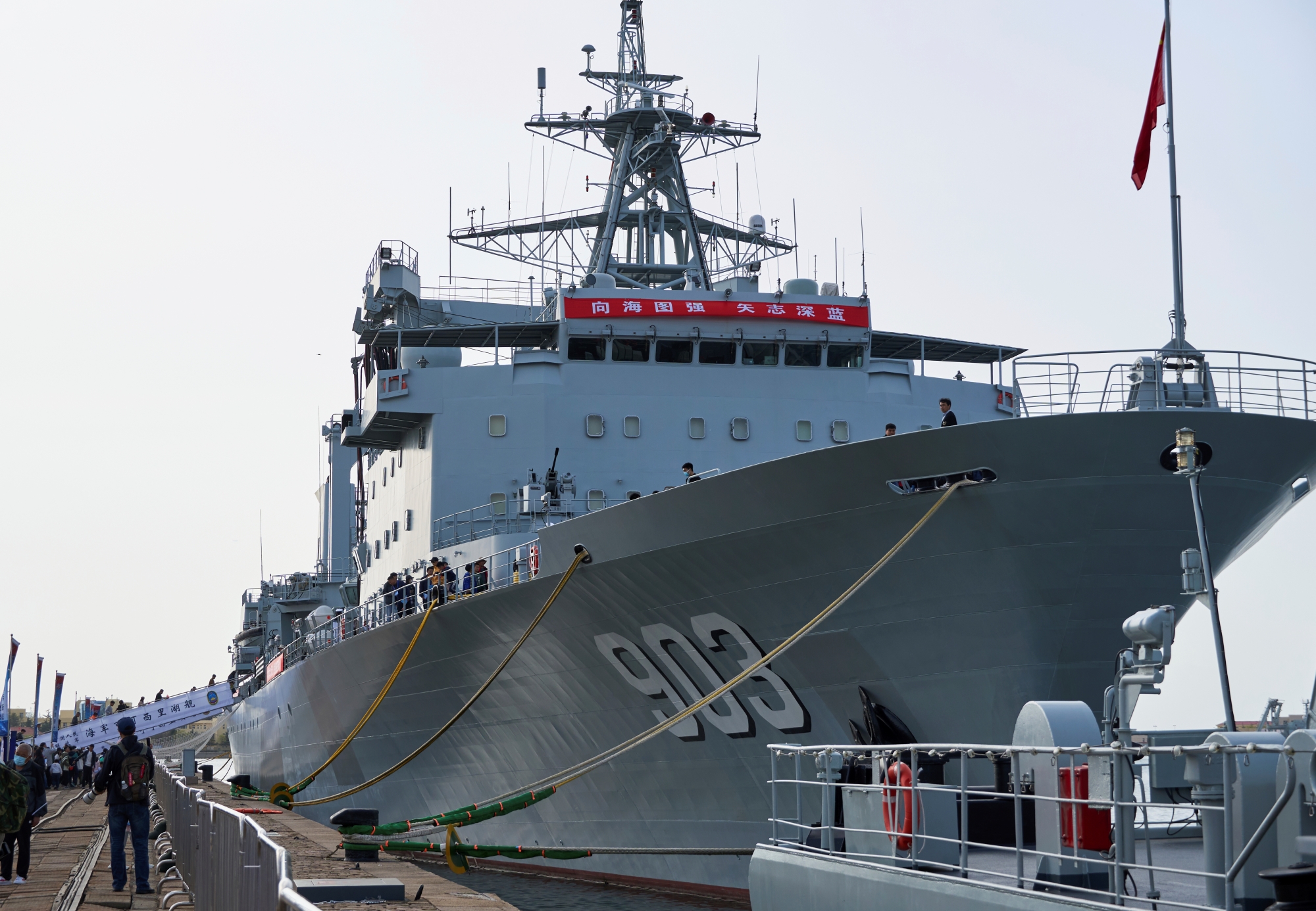 https://d.newsweek.com/en/full/2676364/chinese-type-903a-replenishment-ship-cns-kekexilihu.jpg