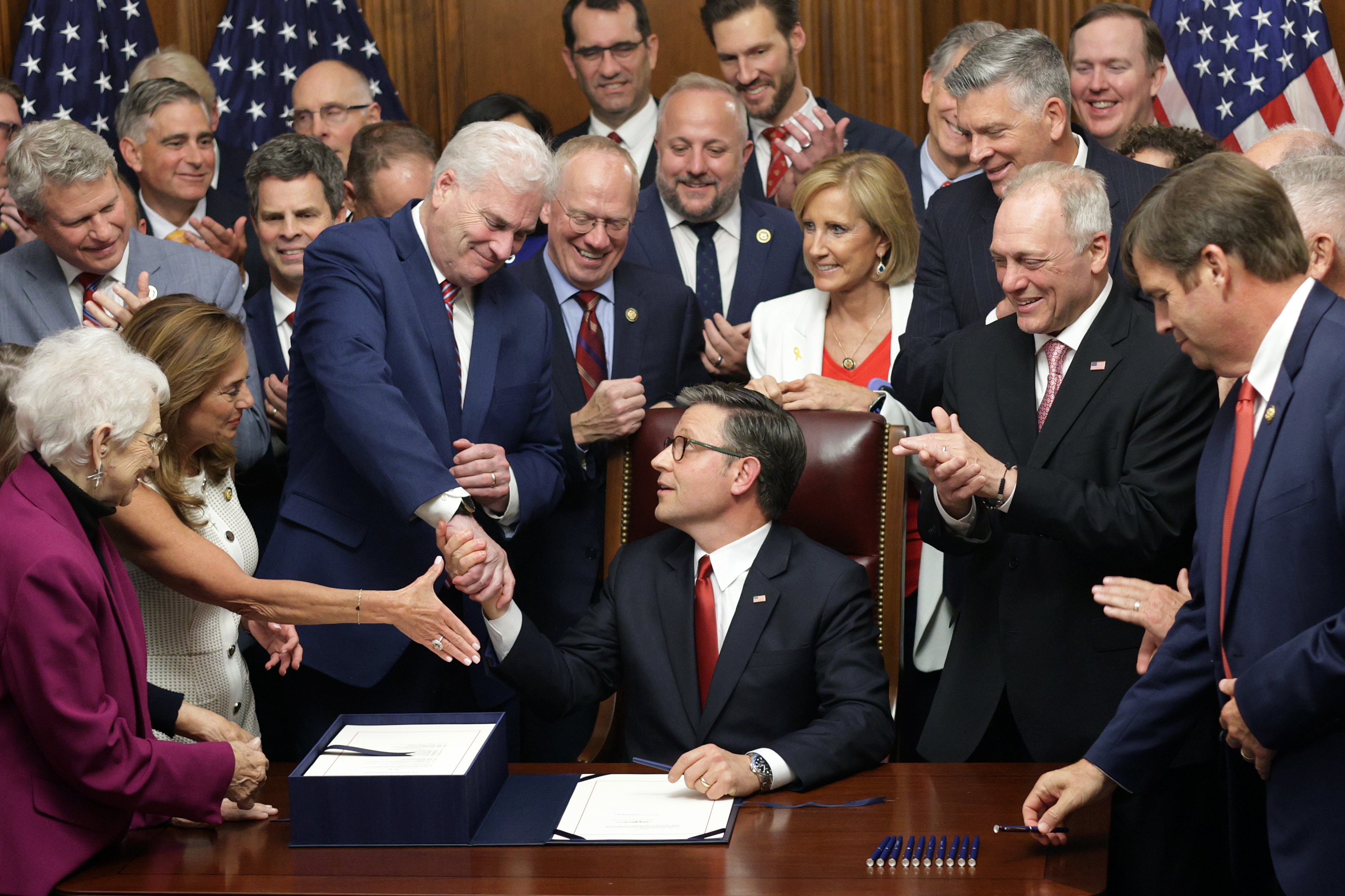 https://d.newsweek.com/en/full/2676944/congress-signing-tax-bill.jpg