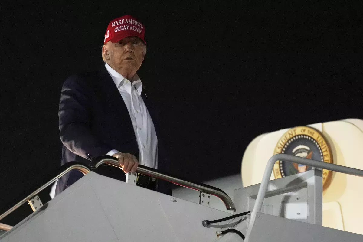 https://d.newsweek.com/en/full/2677587/trump-heading-bedminster.webp