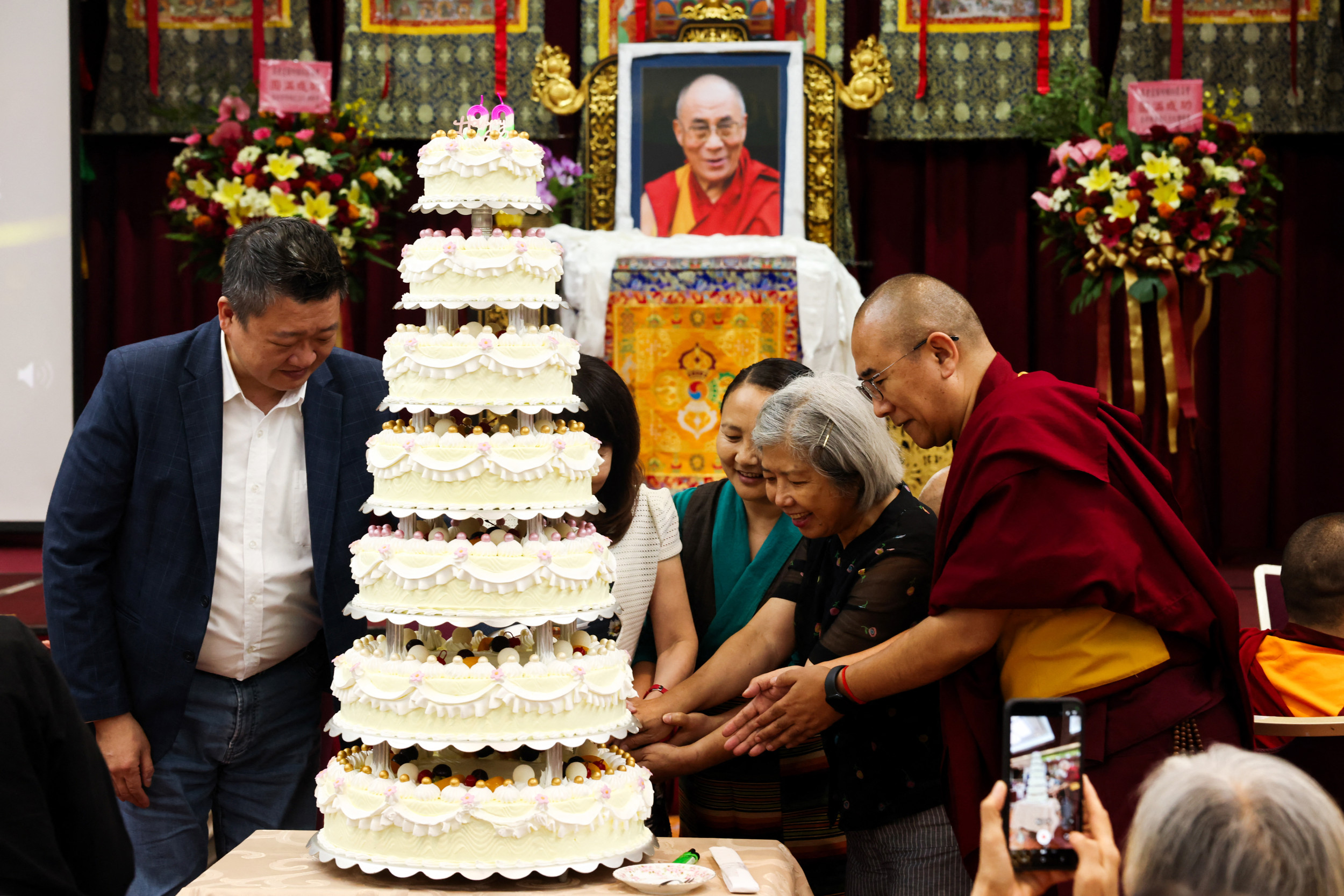 https://d.newsweek.com/en/full/2677782/dalai-lama.jpg