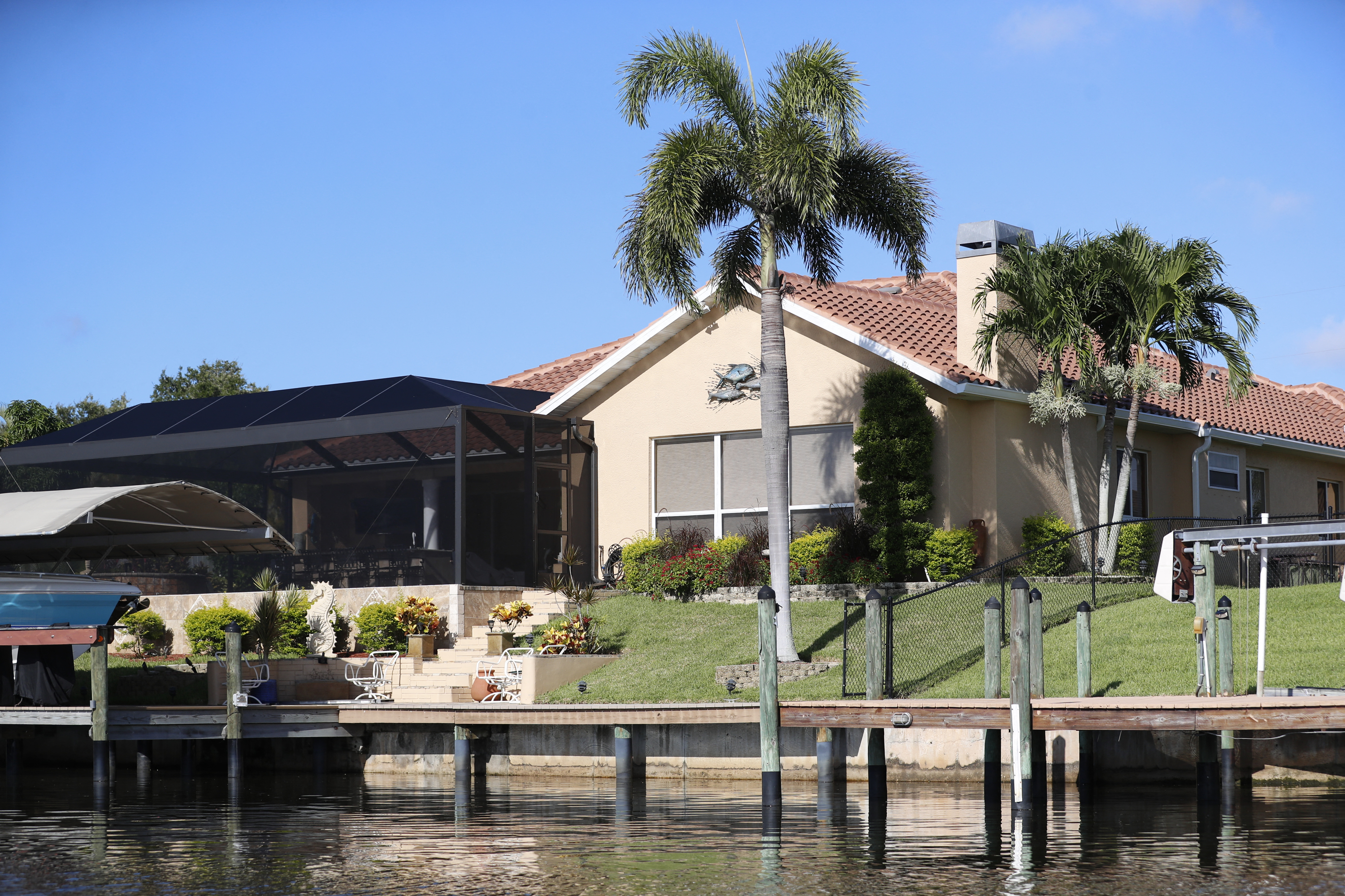 https://d.newsweek.com/en/full/2678086/cape-coral-home.jpg
