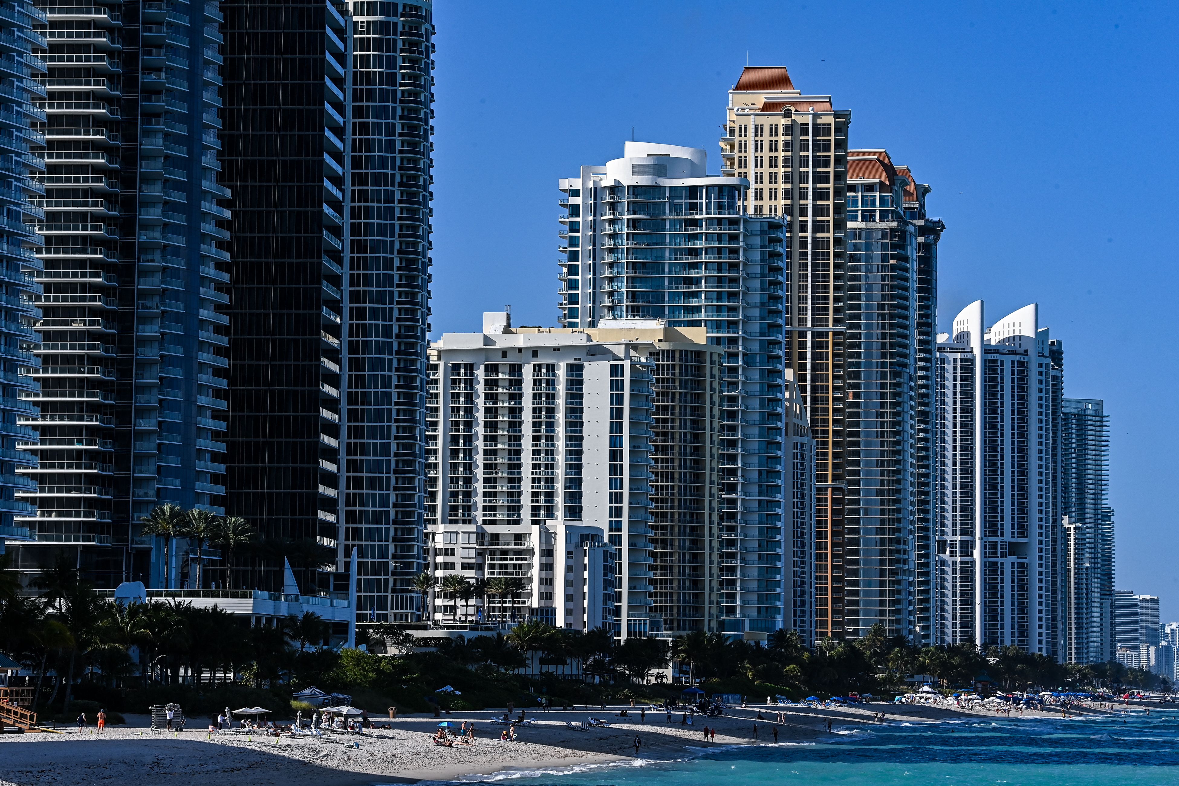 https://d.newsweek.com/en/full/2678906/condos-florida.jpg