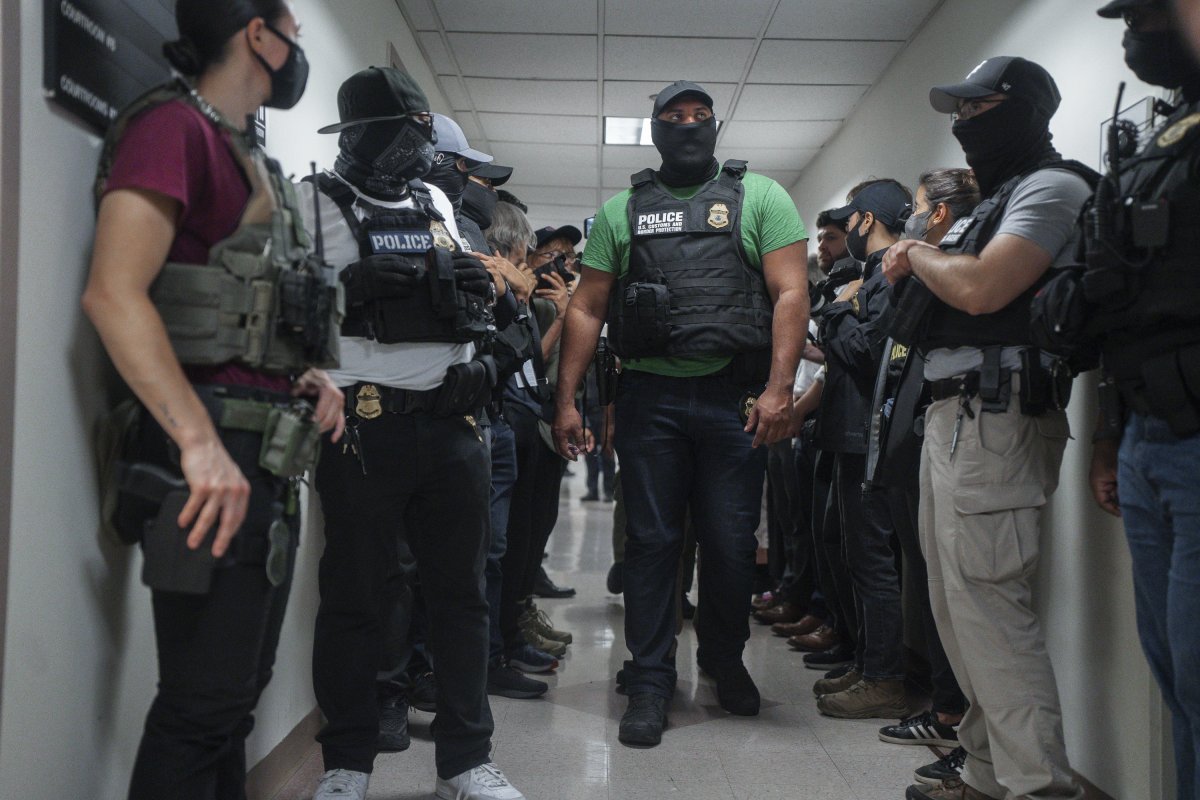 Agentes federales enmascarados