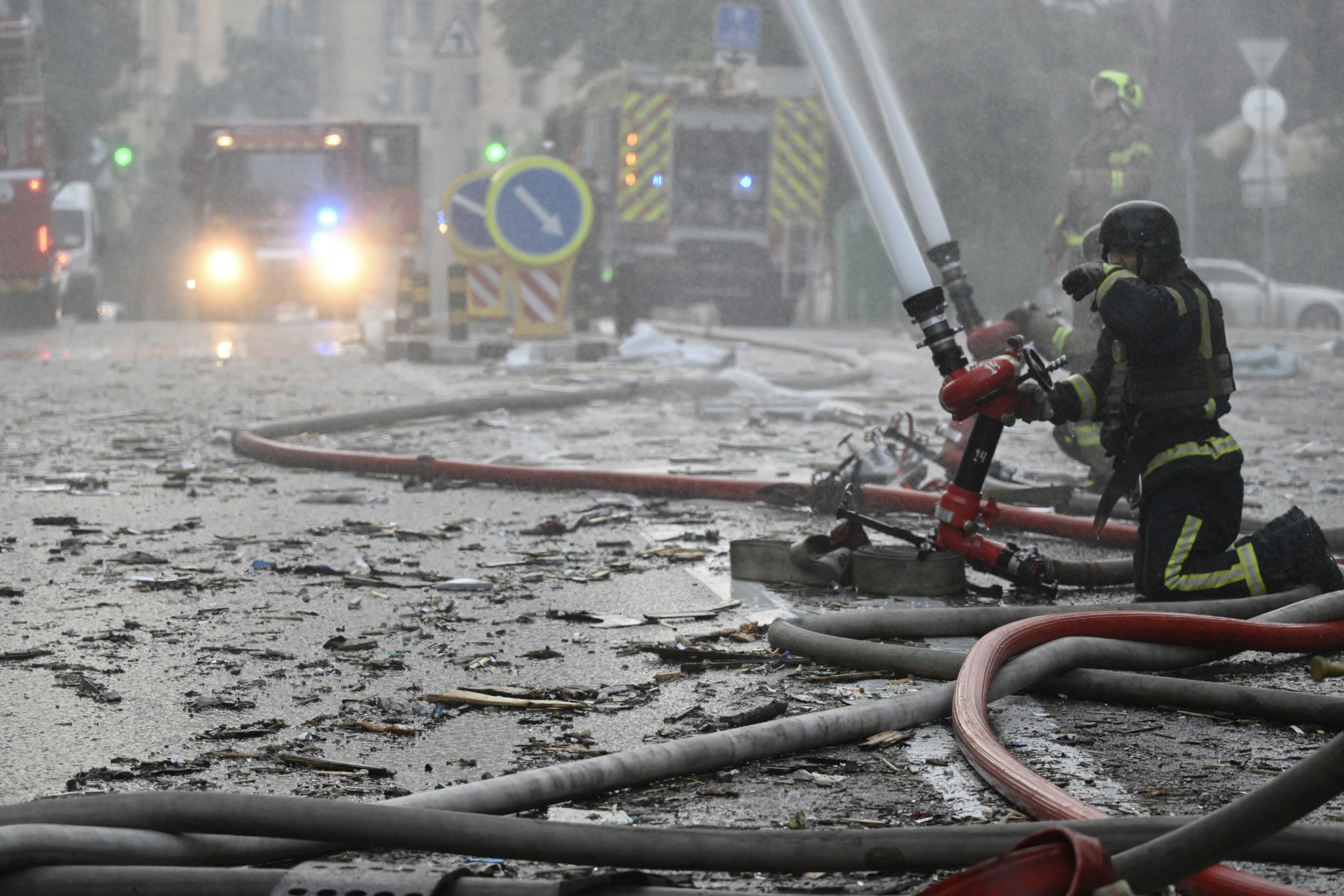 https://d.newsweek.com/en/full/2680575/aftermath-russian-attack-kyiv.jpg
