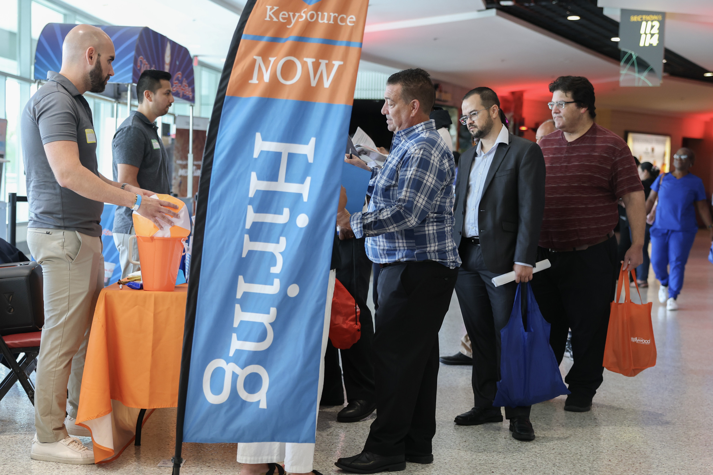 https://d.newsweek.com/en/full/2680592/job-fair.jpg