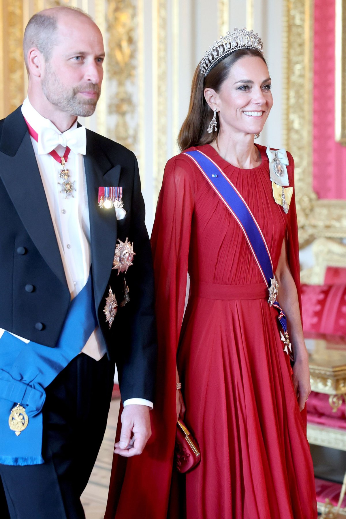 Kate Red Givachi usa ropa de capa
