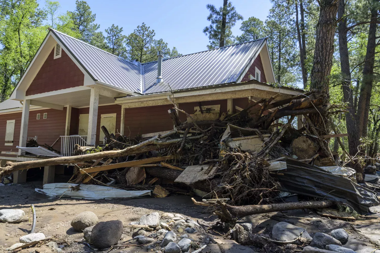 https://d.newsweek.com/en/full/2682005/new-mexico-flooding.webp