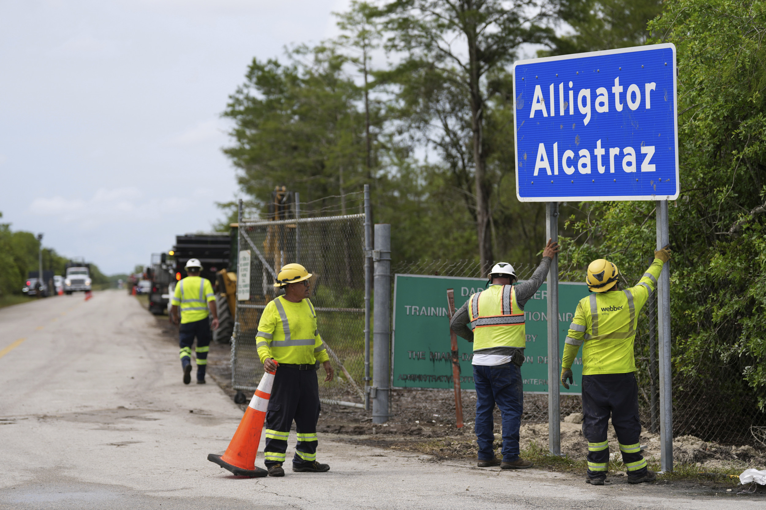 https://d.newsweek.com/en/full/2682636/alligator-alcatraz.jpg
