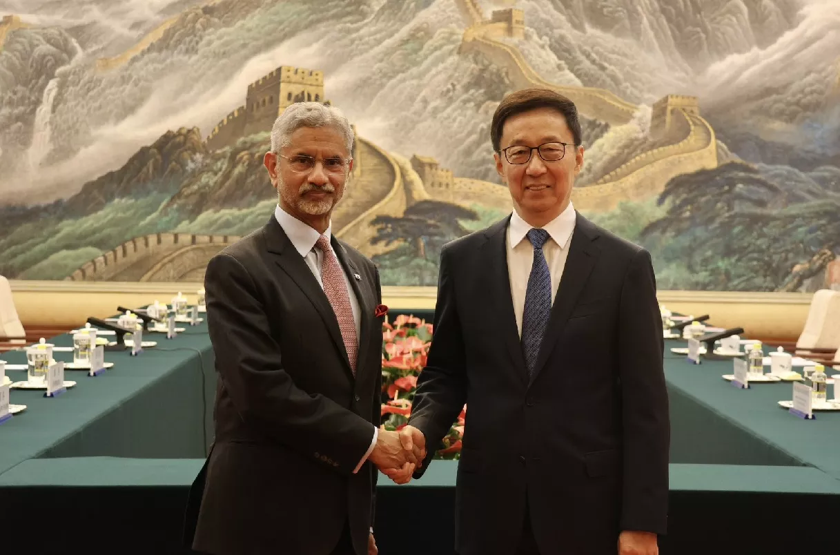 https://d.newsweek.com/en/full/2682956/s-jaishankar-meets-han-zheng.webp