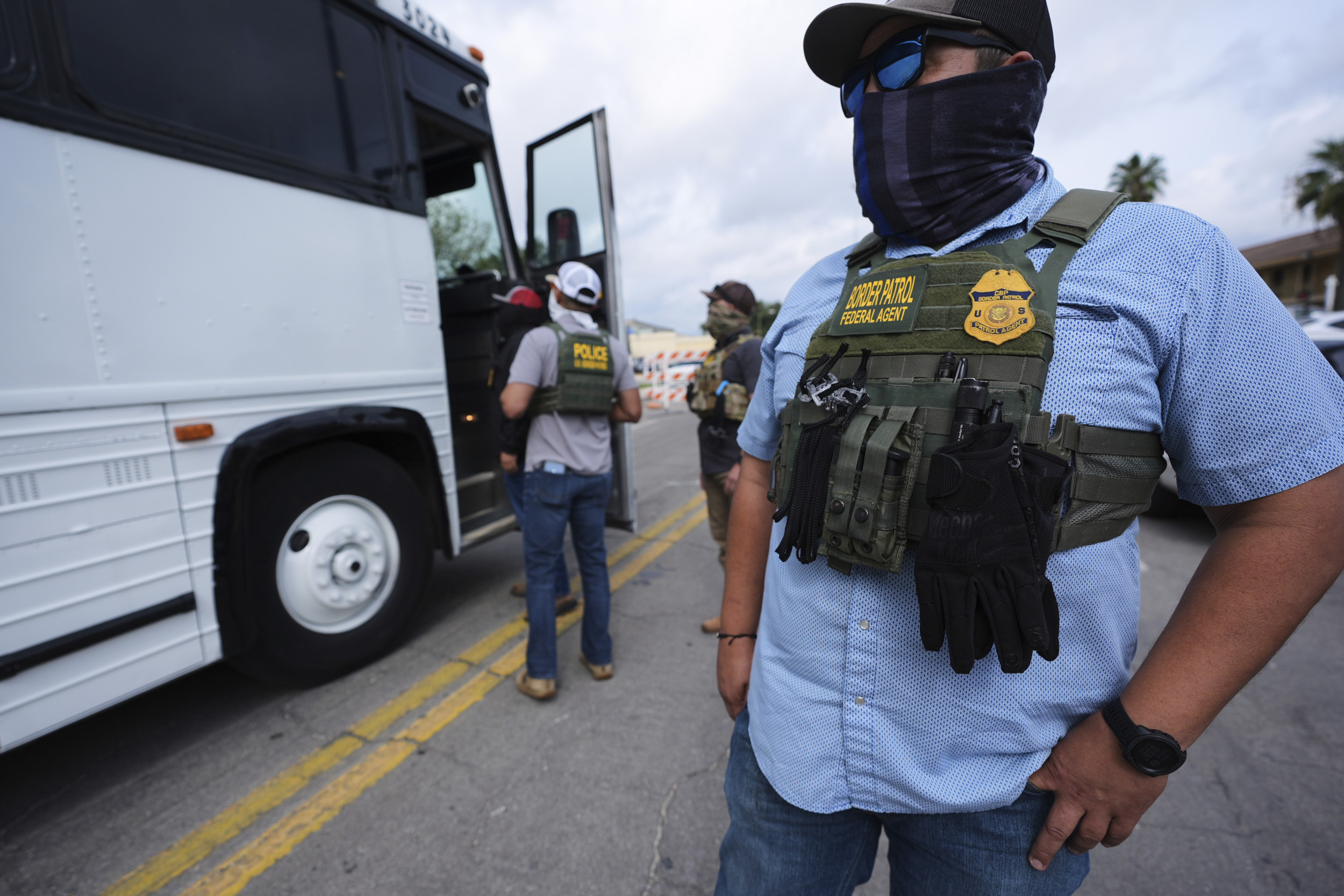 https://d.newsweek.com/en/full/2683233/border-patrol-agent.jpg