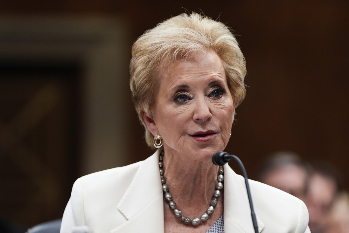 Linda McMahon, secretária de educação