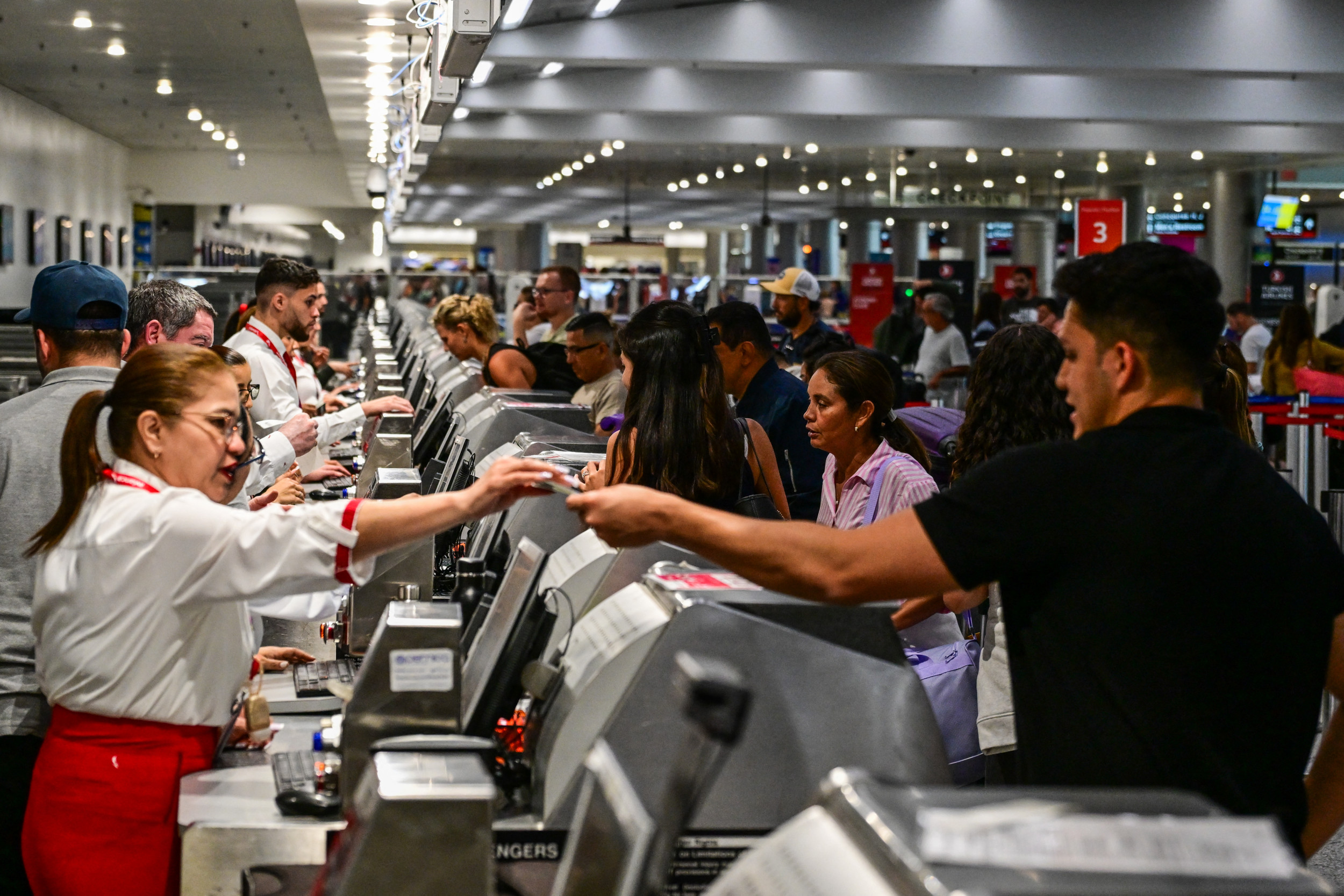 https://d.newsweek.com/en/full/2683659/us-airport-travelers.jpg