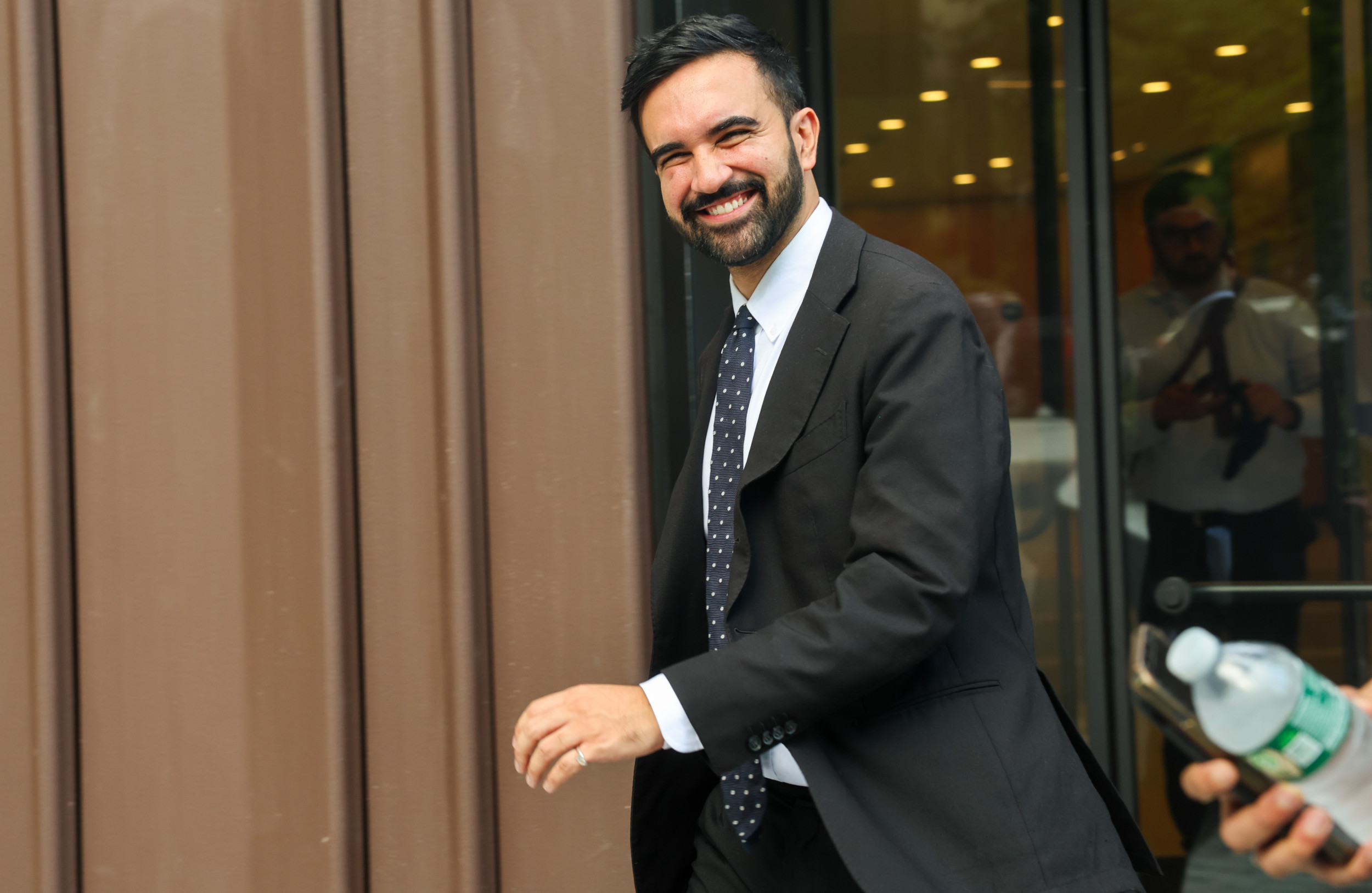 Democratic NYC Mayoral Candidate Mamdani Faces Criticism, Narrow Poll Lead