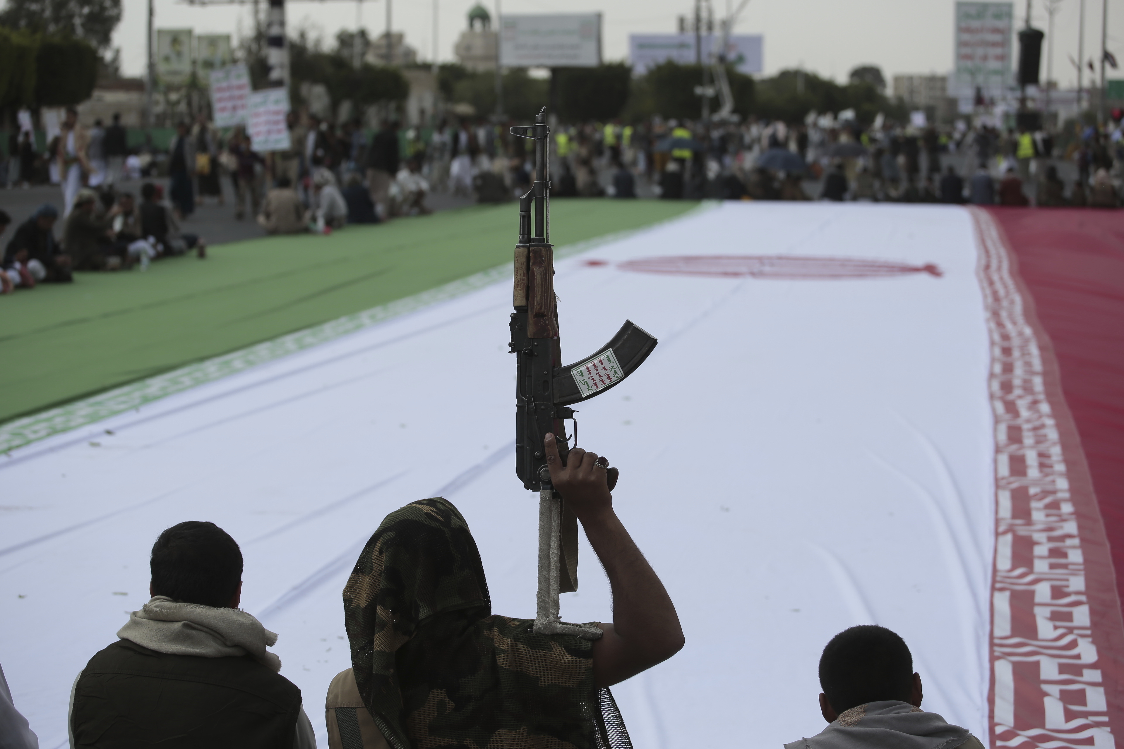 https://d.newsweek.com/en/full/2685546/yemen-houthis-iran-flag.jpg