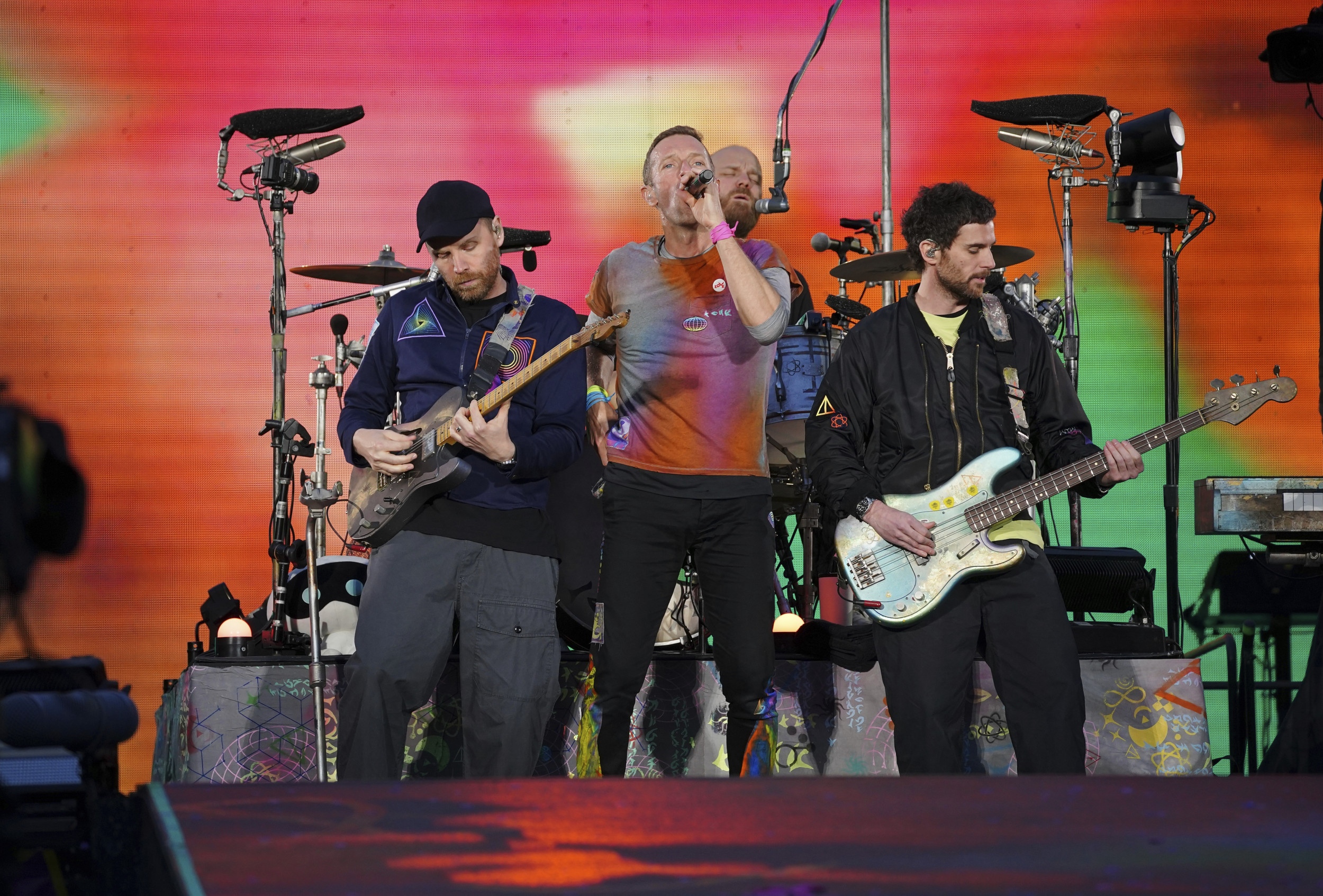 https://d.newsweek.com/en/full/2685719/coldplay.jpg