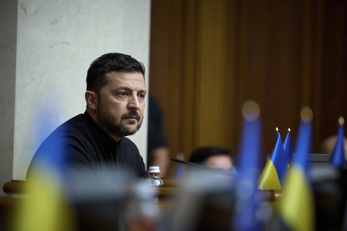 https://d.newsweek.com/en/full/2686586/zelensky.jpg