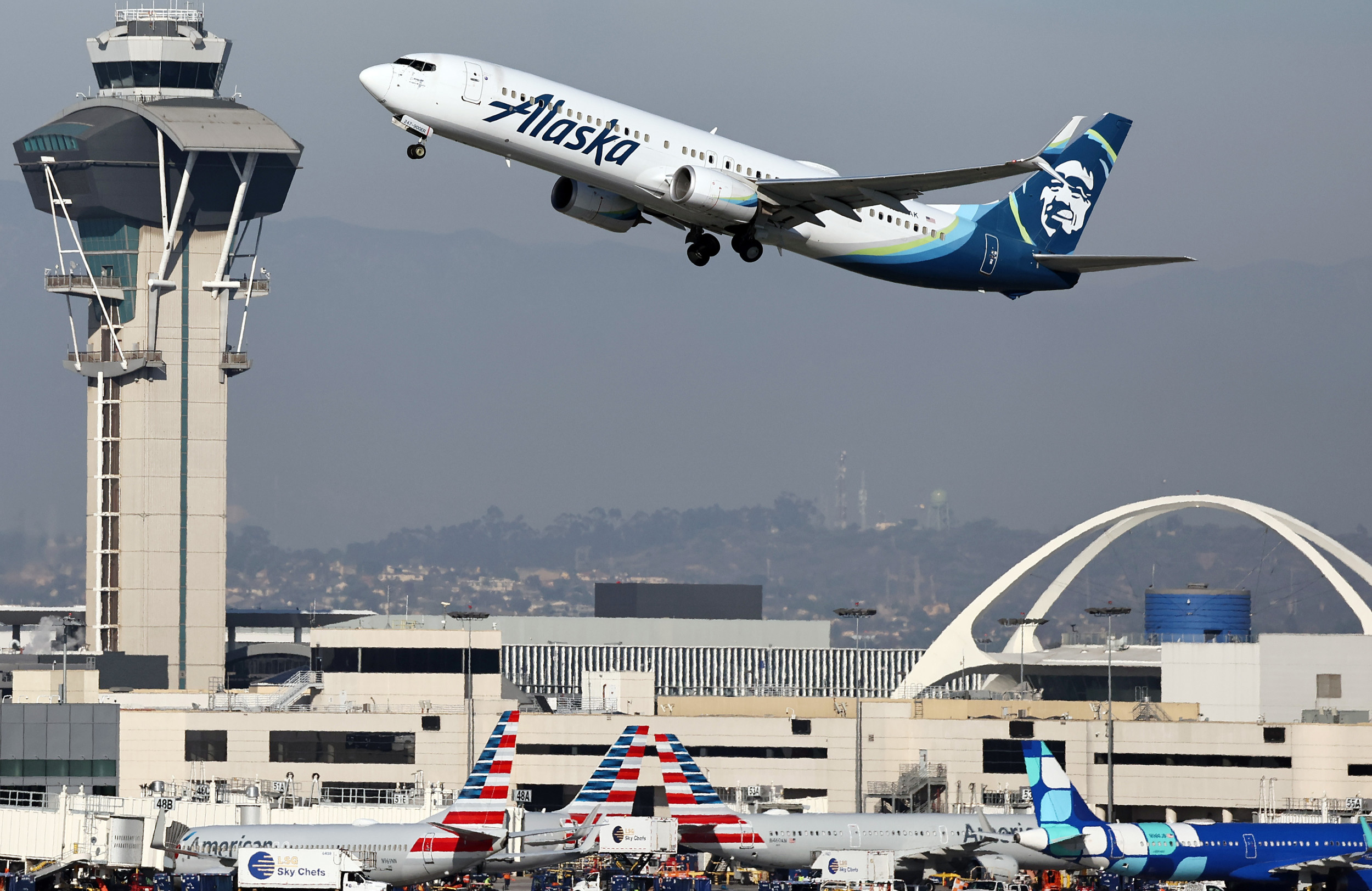 https://d.newsweek.com/en/full/2686774/alaska-airlines.jpg