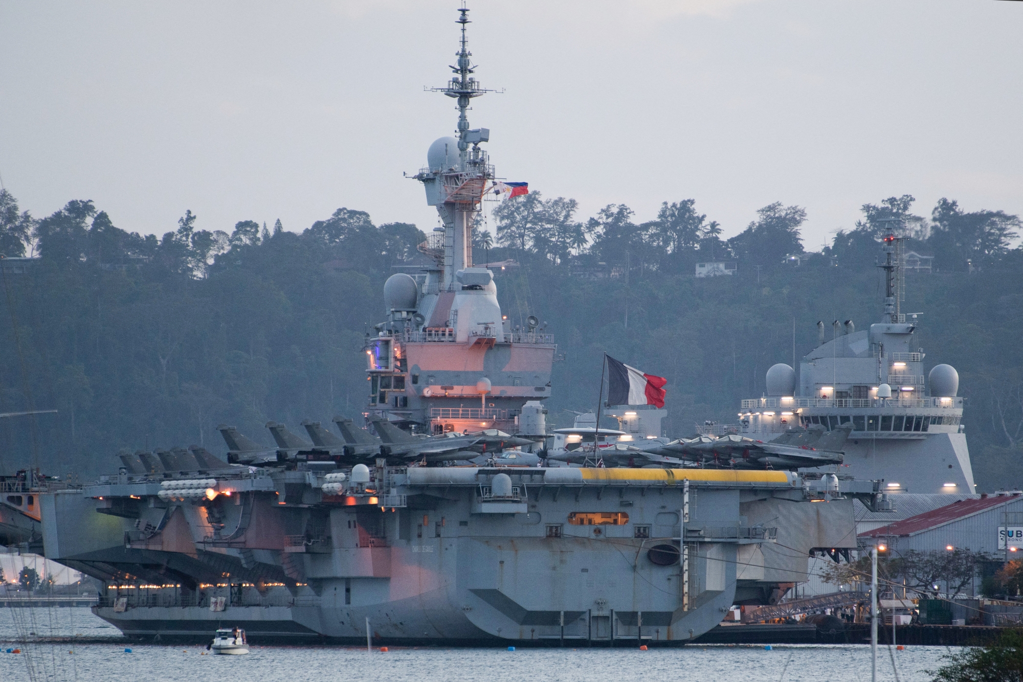 https://d.newsweek.com/en/full/2686839/french-aircraft-carrier-visits-philippines.jpg