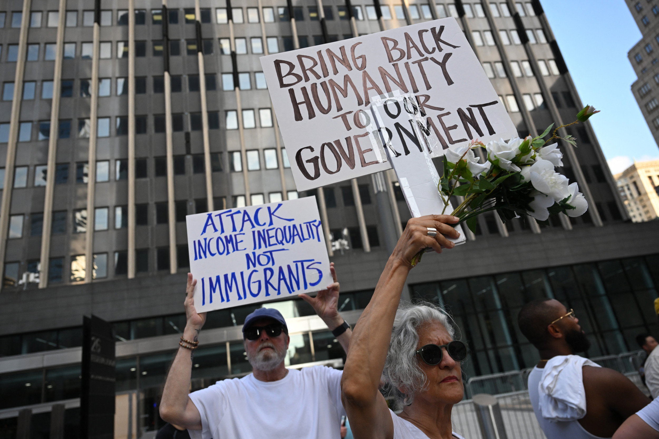 https://d.newsweek.com/en/full/2687115/democrats-get-good-immigration-news-poll.jpg