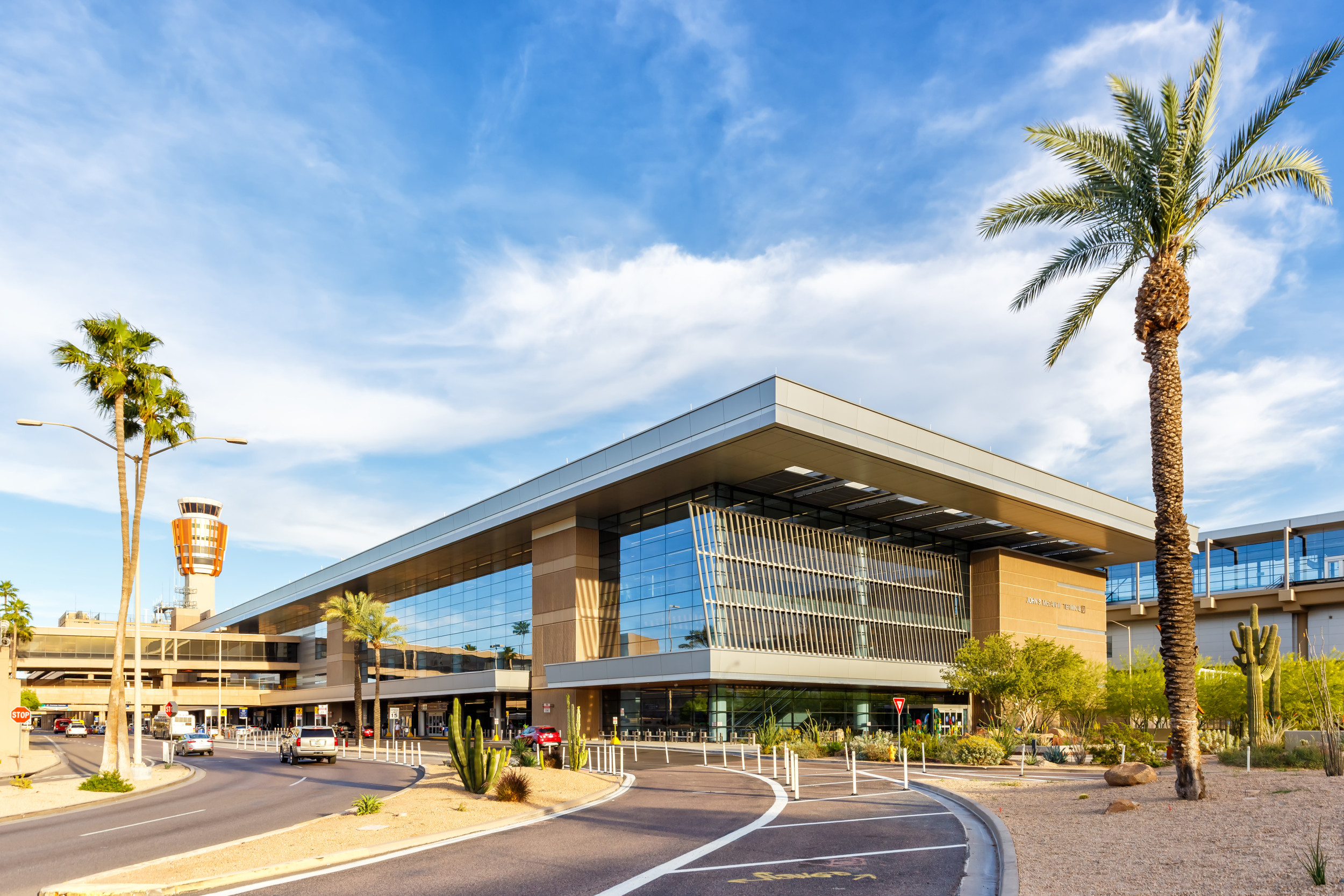 https://d.newsweek.com/en/full/2689392/phoenix-sky-harbor-airport.jpg