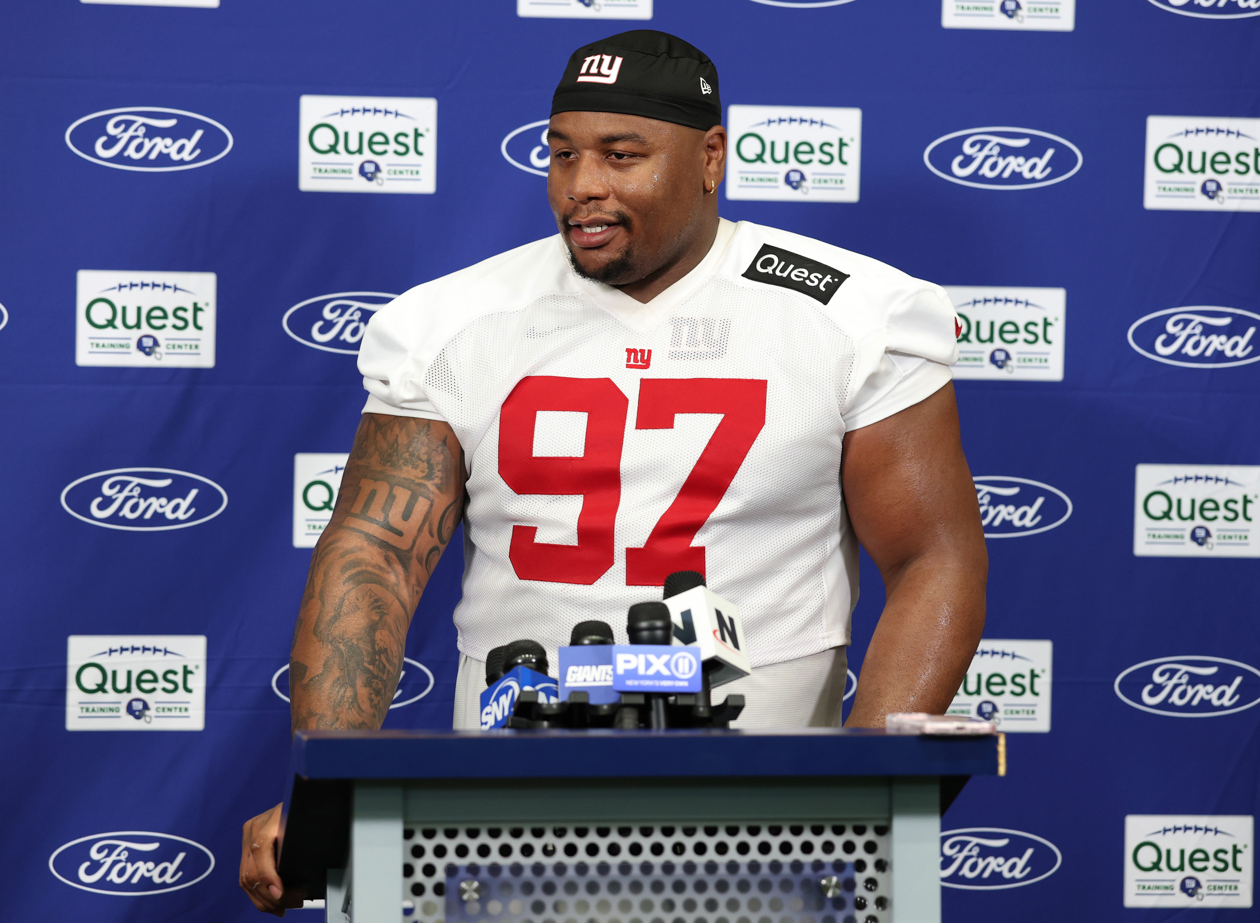 Giants Elevate Quarterback Room, Highlight Rookie Talent in Training Camp