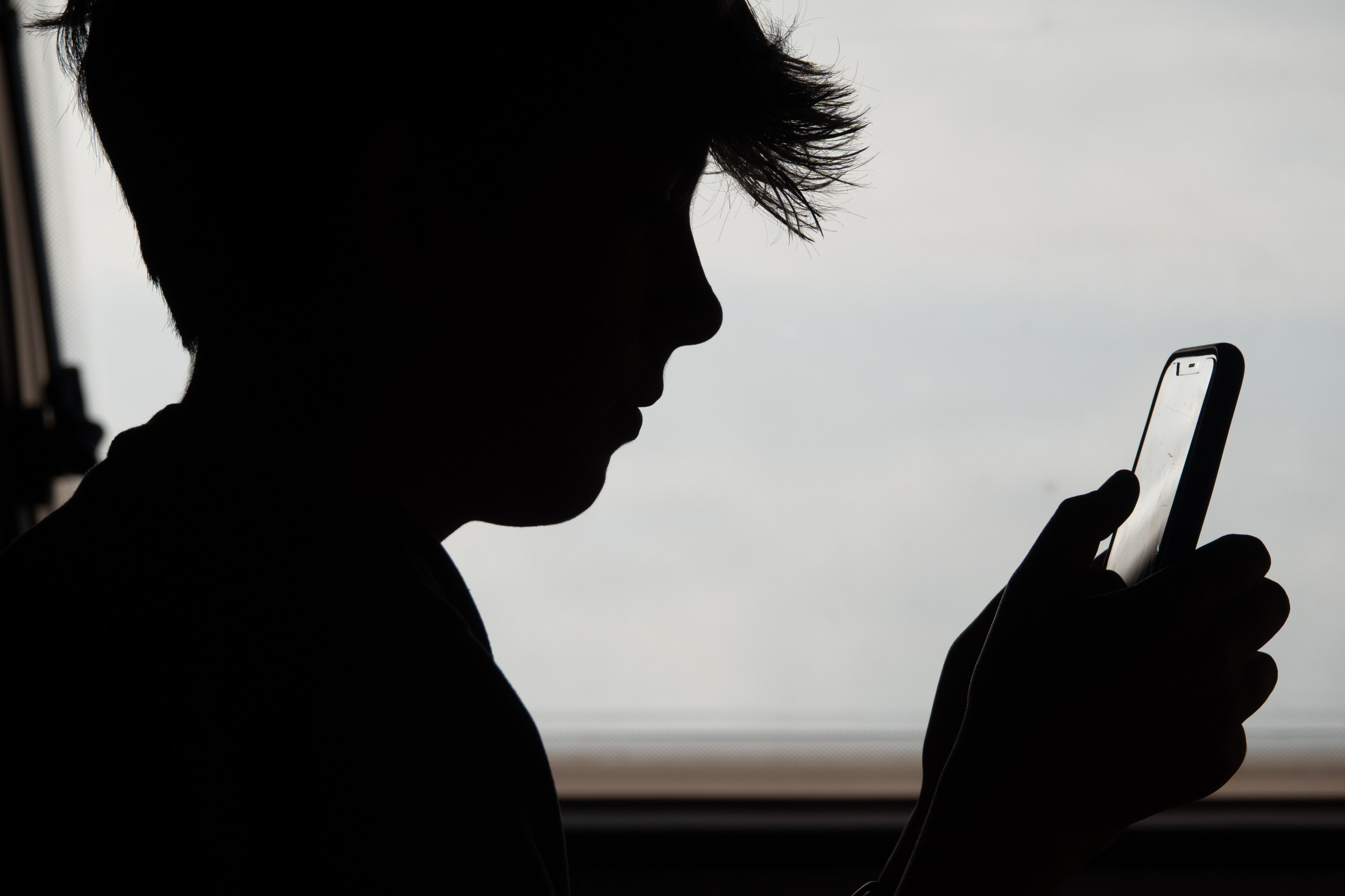 https://d.newsweek.com/en/full/2689949/boy-phone.jpg