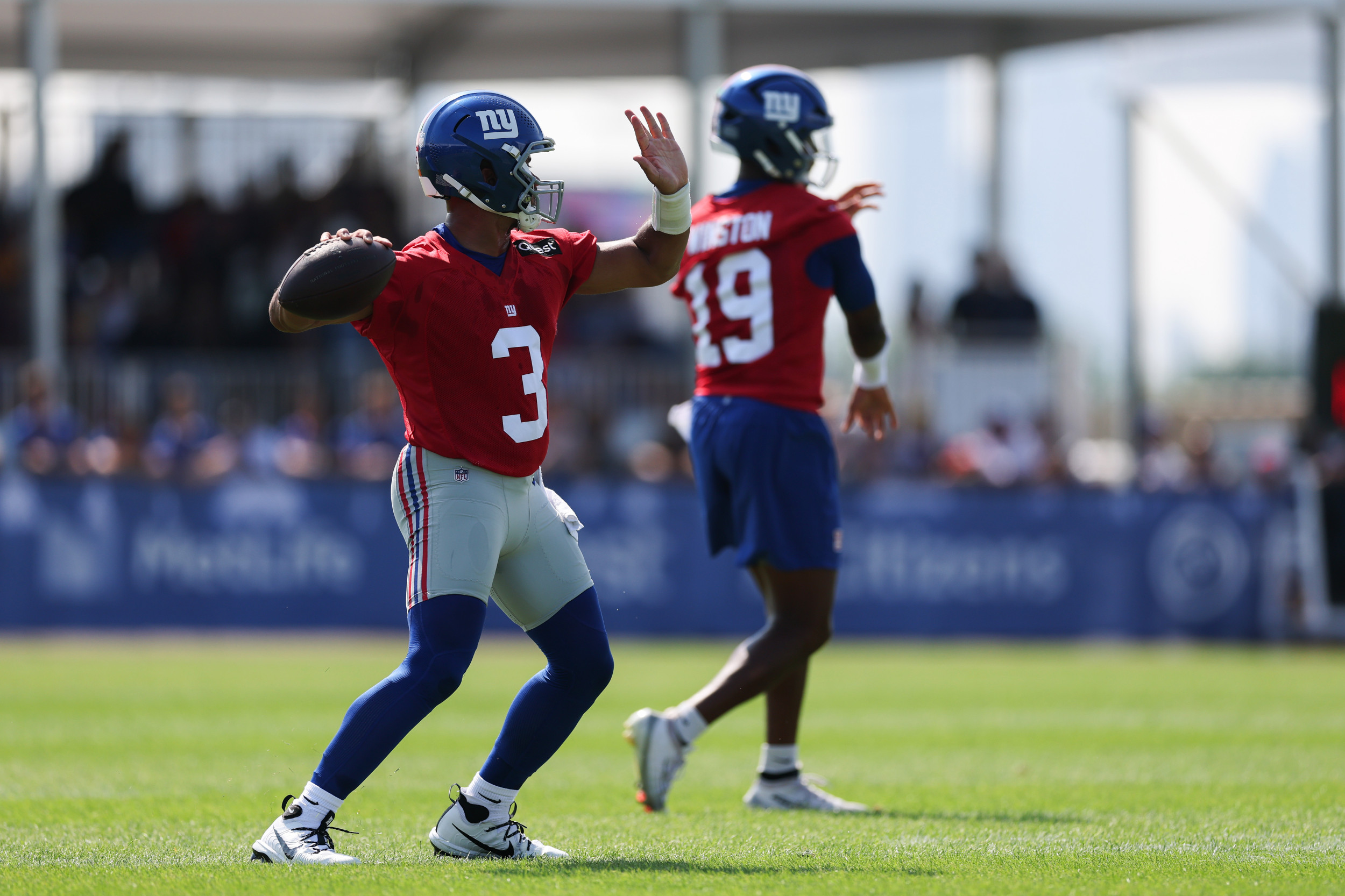 “NY Giants QB’s Inspiring Leadership Influences Russell Wilson’s Mindset!”