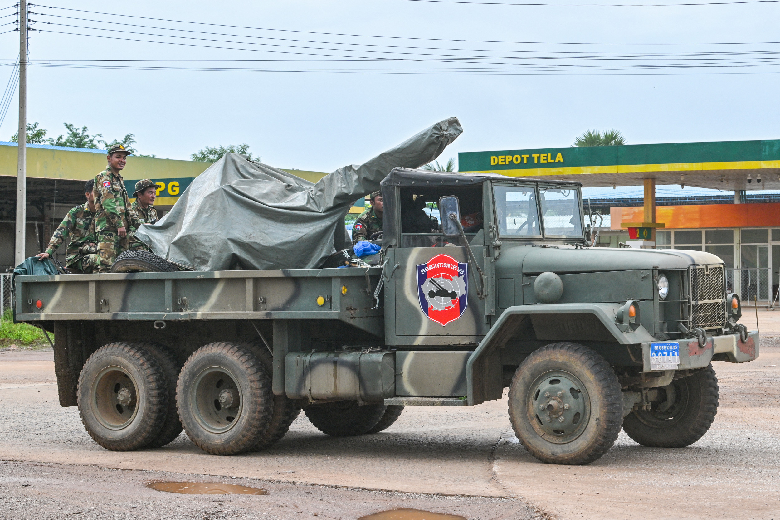 https://d.newsweek.com/en/full/2690766/cambodian-soldiers.jpg