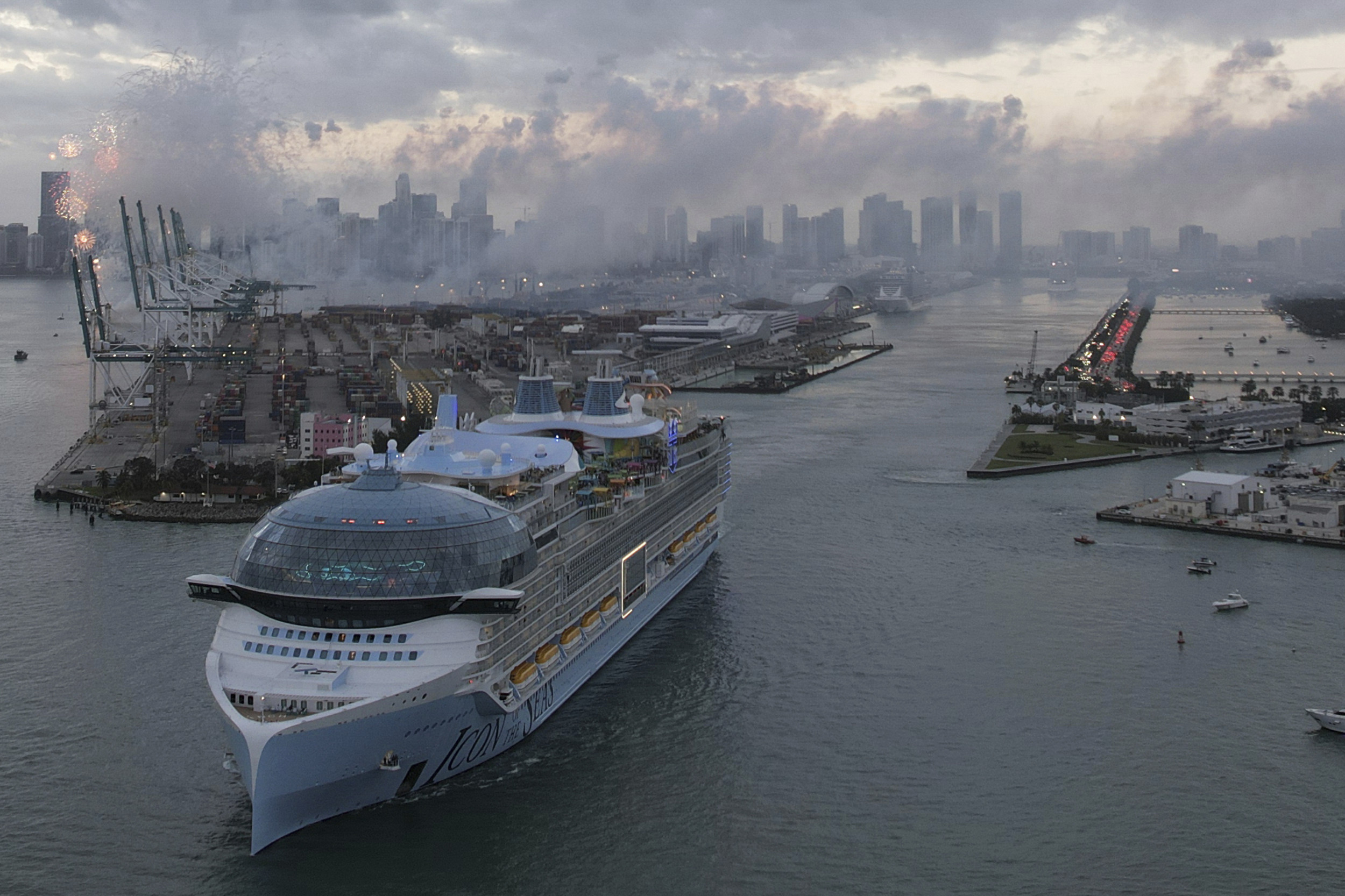 https://d.newsweek.com/en/full/2690789/cruise-ship.jpg