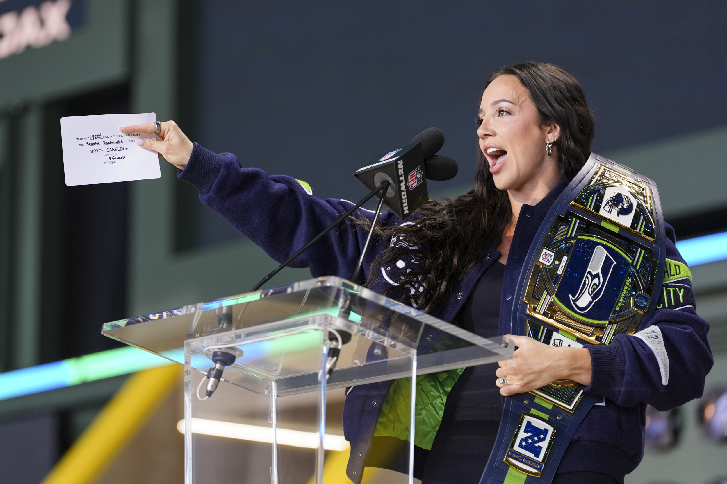 https://d.newsweek.com/en/full/2690996/chelsea-green-wwe.jpg