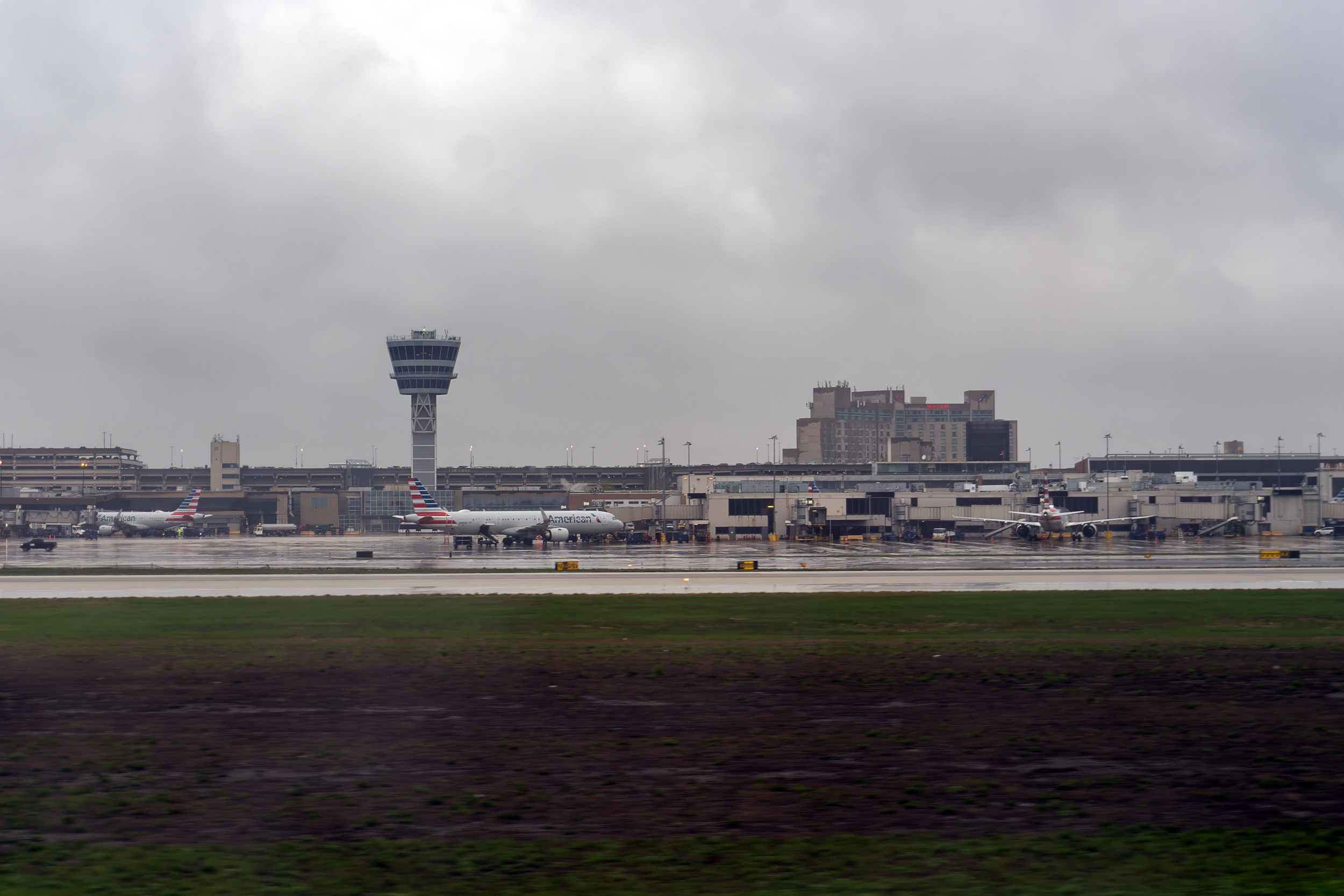 https://d.newsweek.com/en/full/2691031/philadelphia-international-airport.jpg