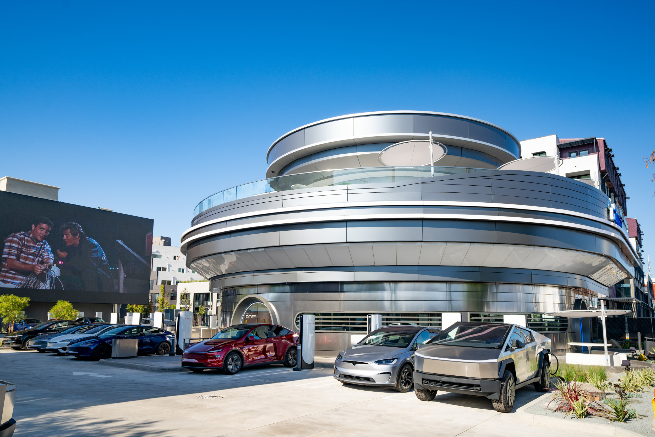 https://d.newsweek.com/en/full/2691303/tesla-diner-drive.jpg