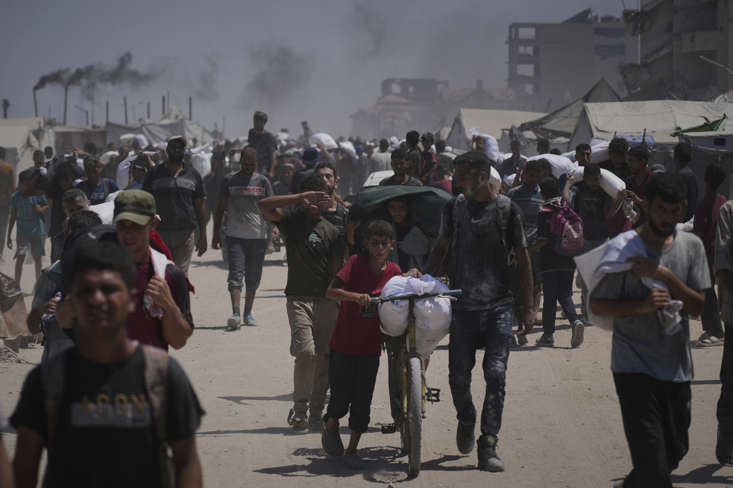https://d.newsweek.com/en/full/2691320/gaza-humanitarian-aid.jpg
