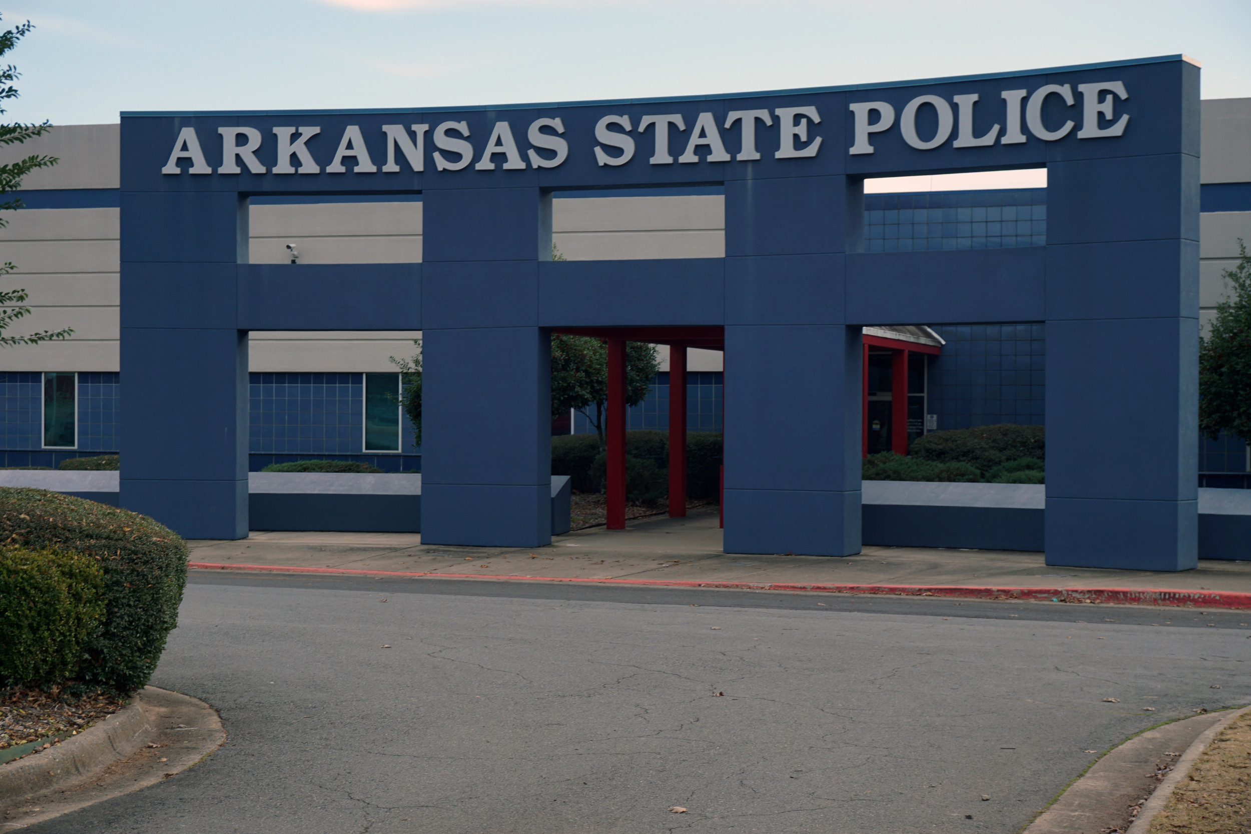 https://d.newsweek.com/en/full/2691351/arkansas-state-police.jpg