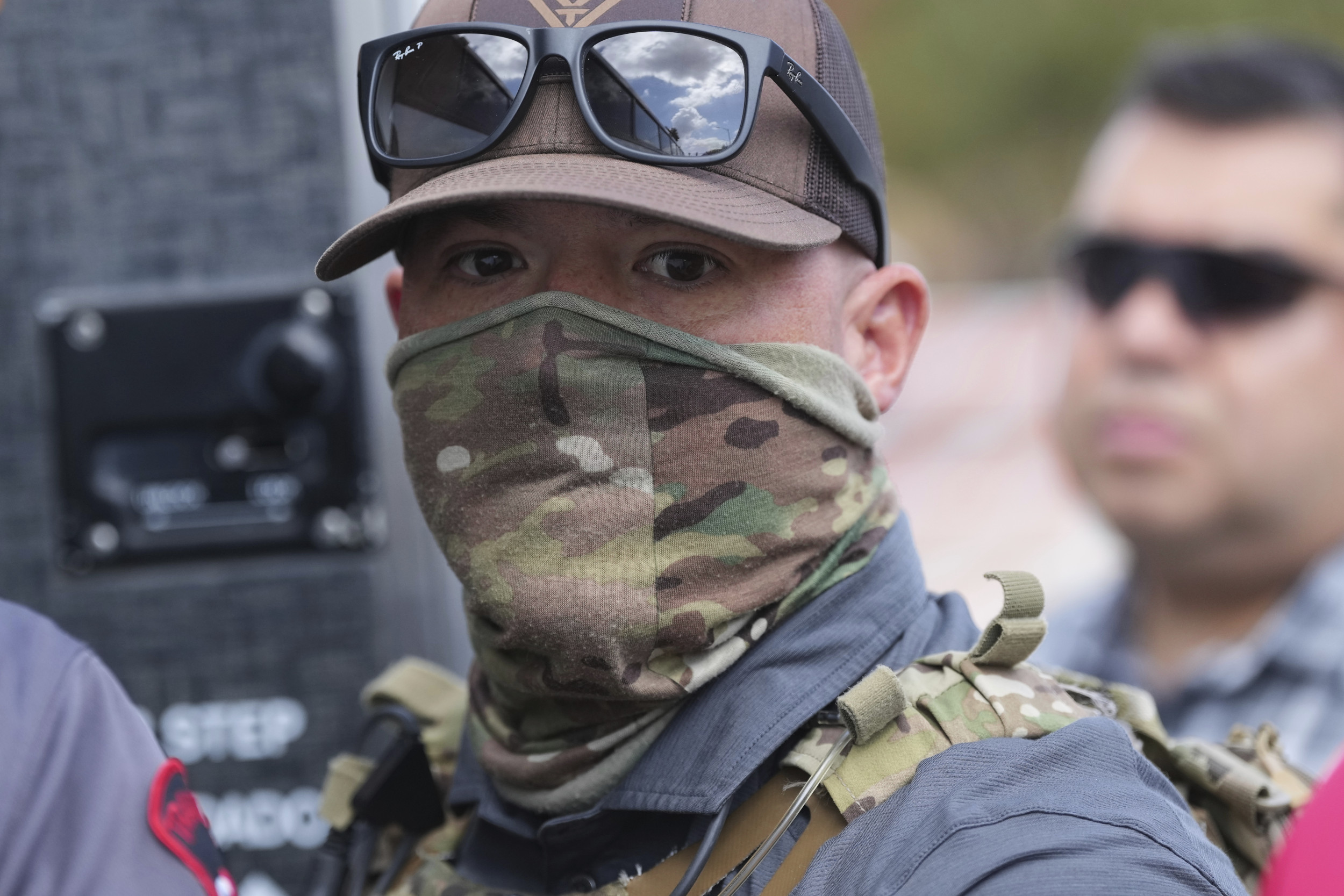 https://d.newsweek.com/en/full/2692069/federal-agent.jpg