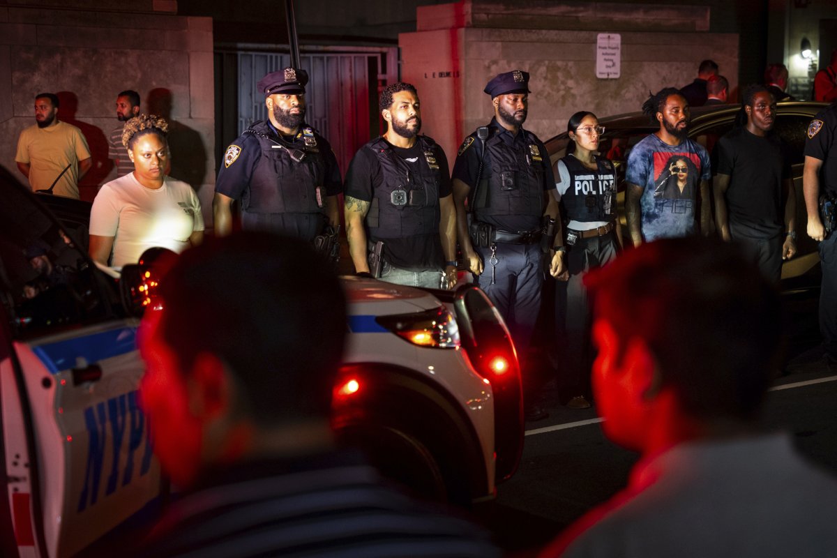 Os oficiais da polícia de Nova York são respeitáveis na transferência
