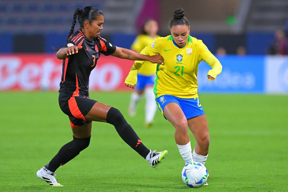 Brazil's forward #21 Dudinha