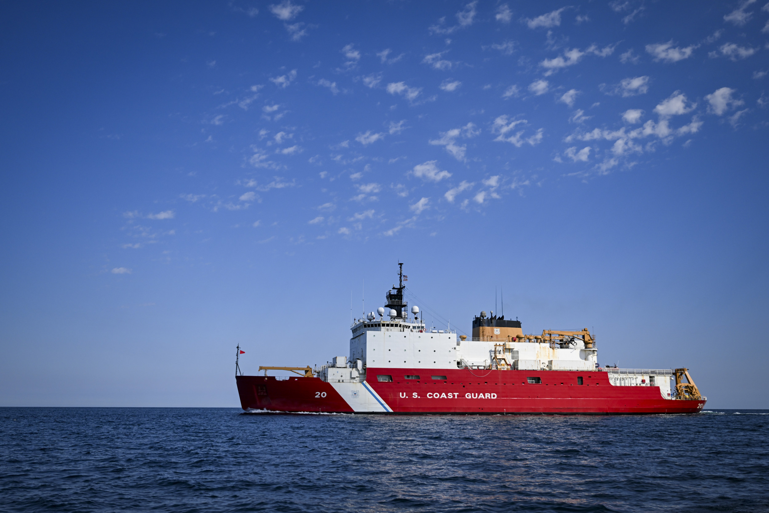 https://d.newsweek.com/en/full/2692761/us-coast-guard-icebreaker-transits-chukchi-sea.jpg