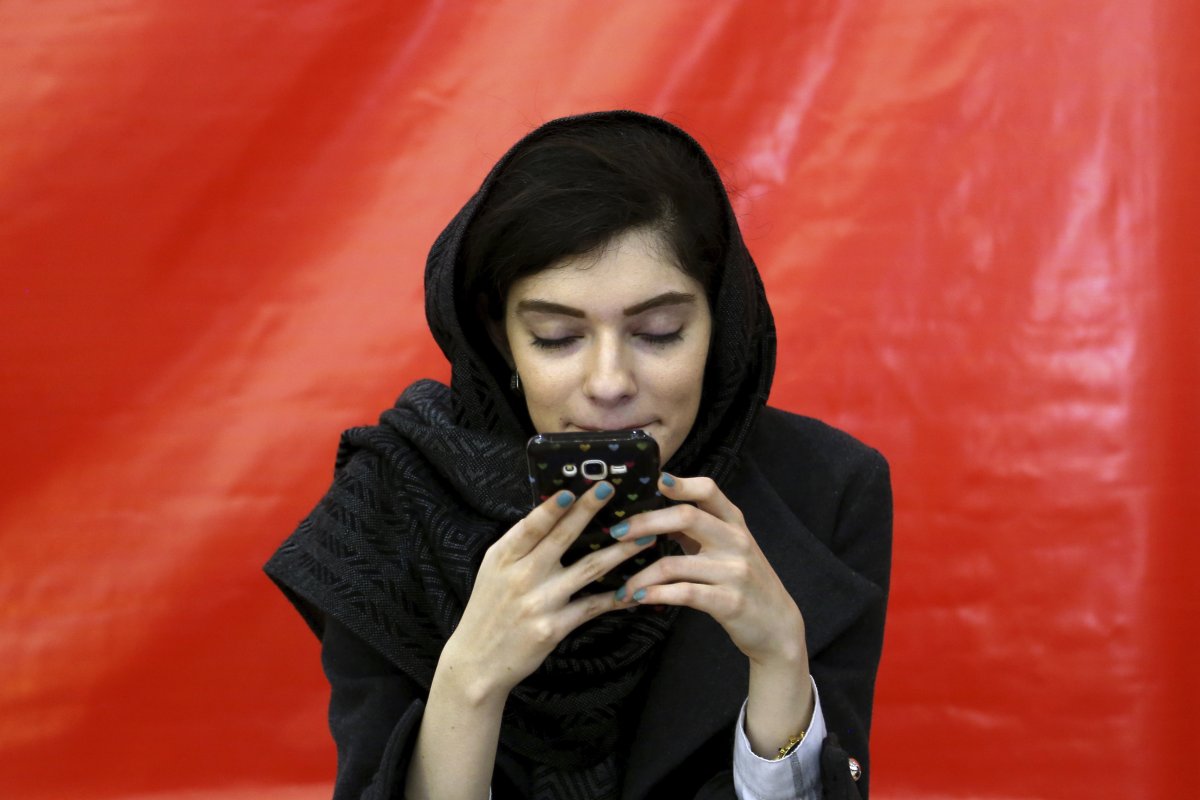 دختر در تلفن هوشمند ایران
