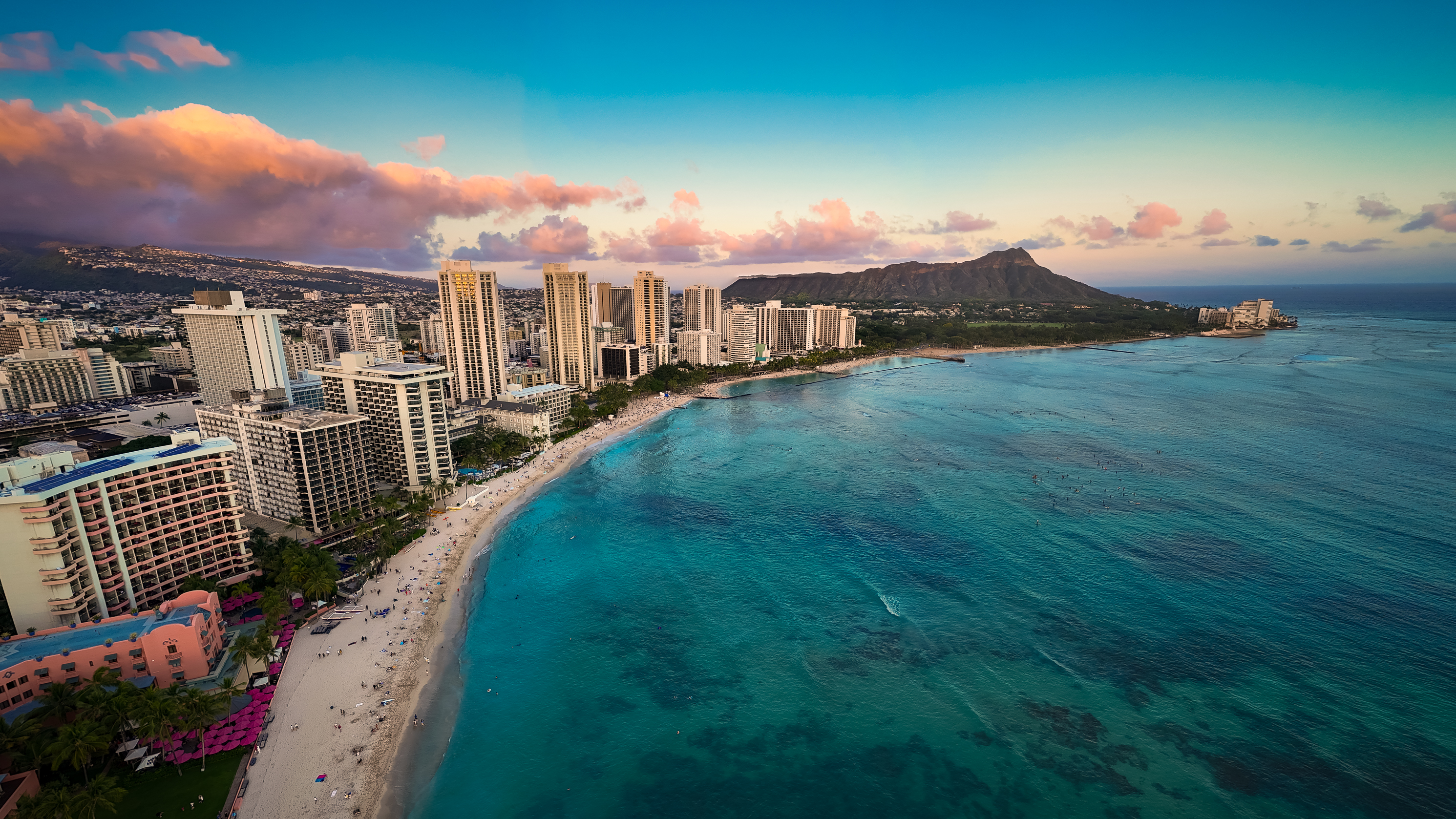 Tourist Films Moment of Final Warning Siren Before Tsunami Hits Hawaii