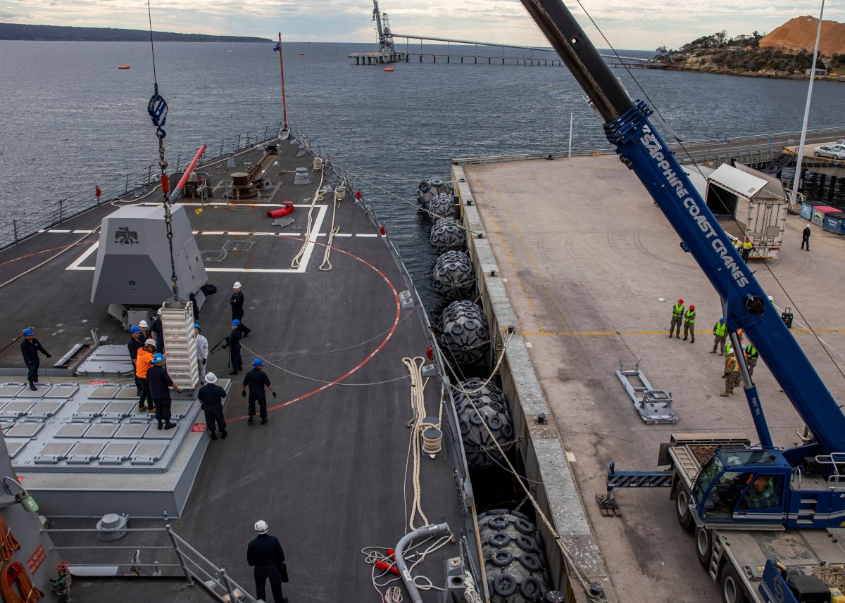 Us Destroyer Reinstalando a caixa de lata de mísseis