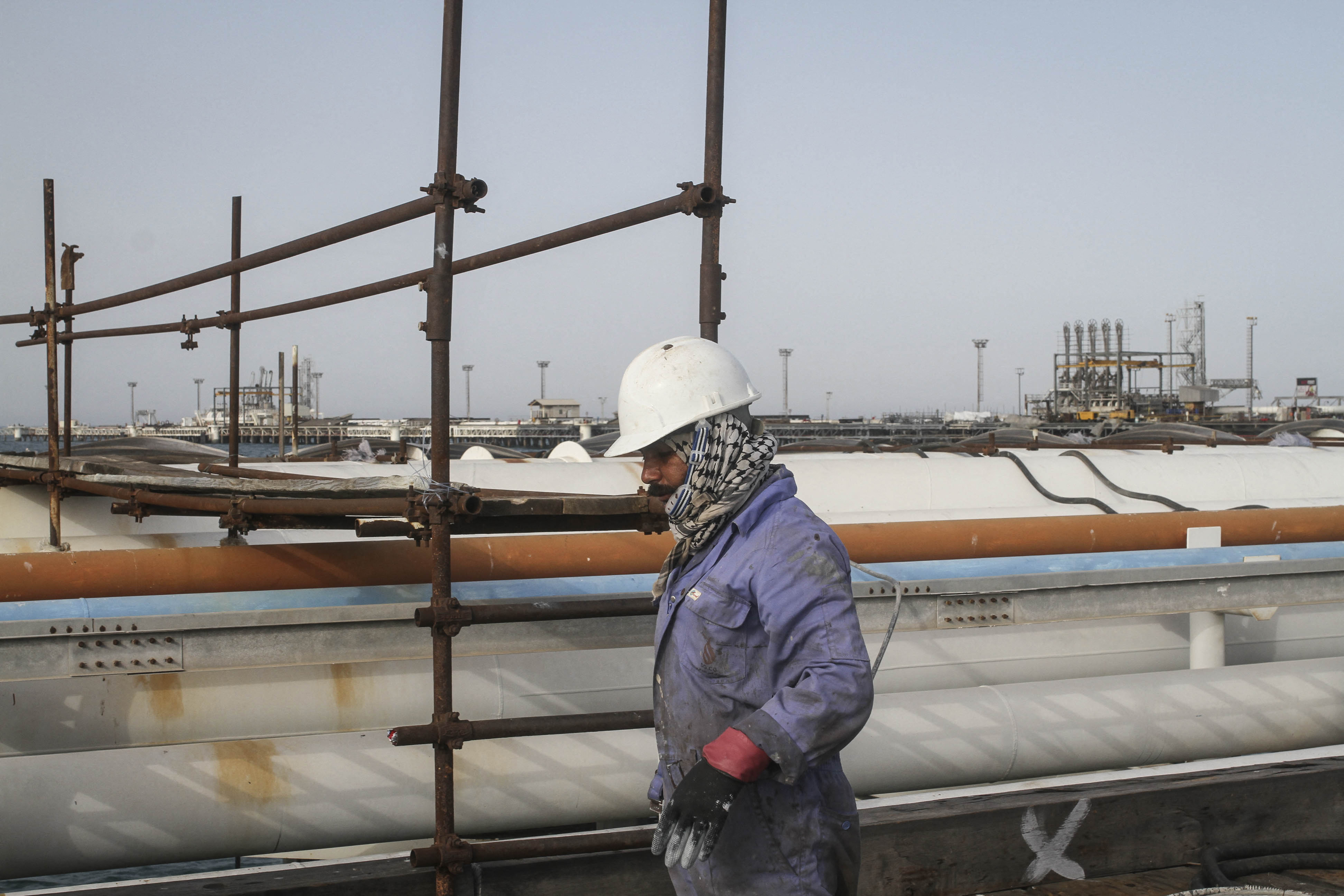 https://d.newsweek.com/en/full/2694585/iran-oil-plant.jpg