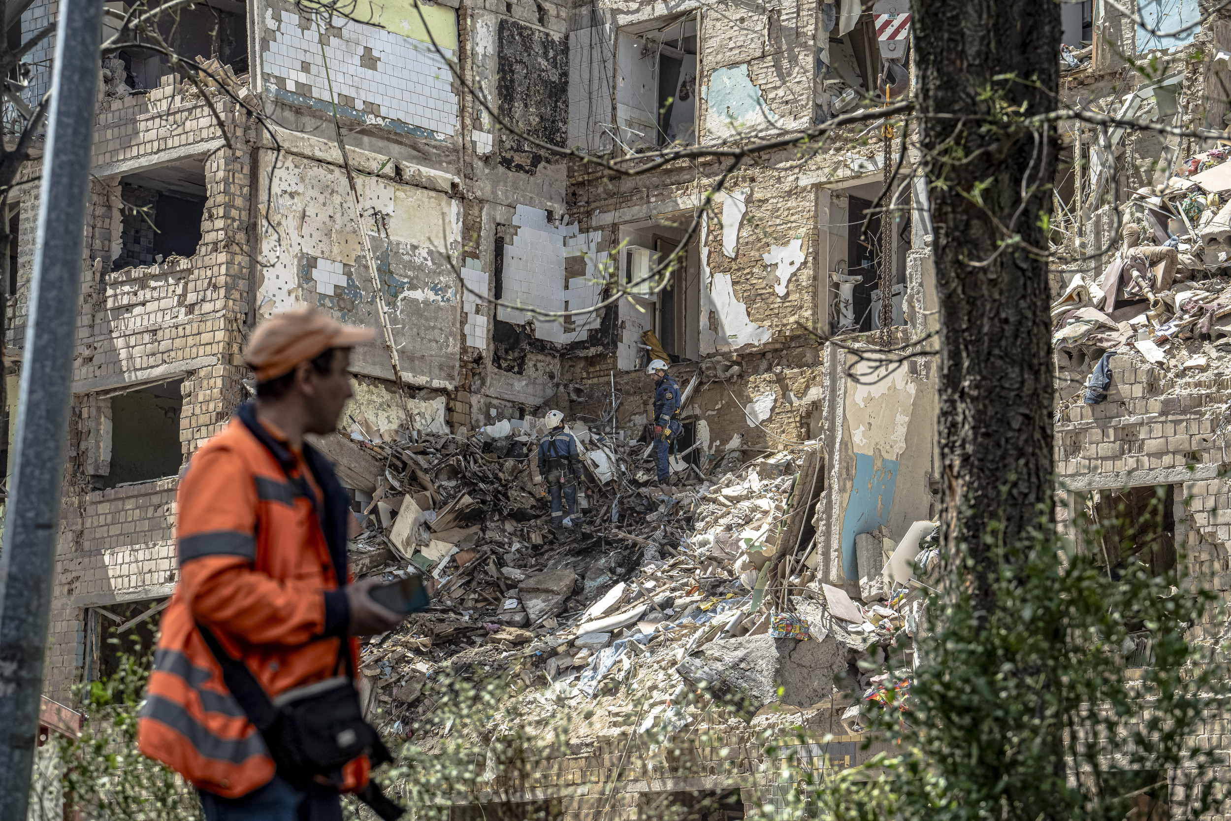 https://d.newsweek.com/en/full/2695359/russian-missile-drone-attack-kyiv.jpg