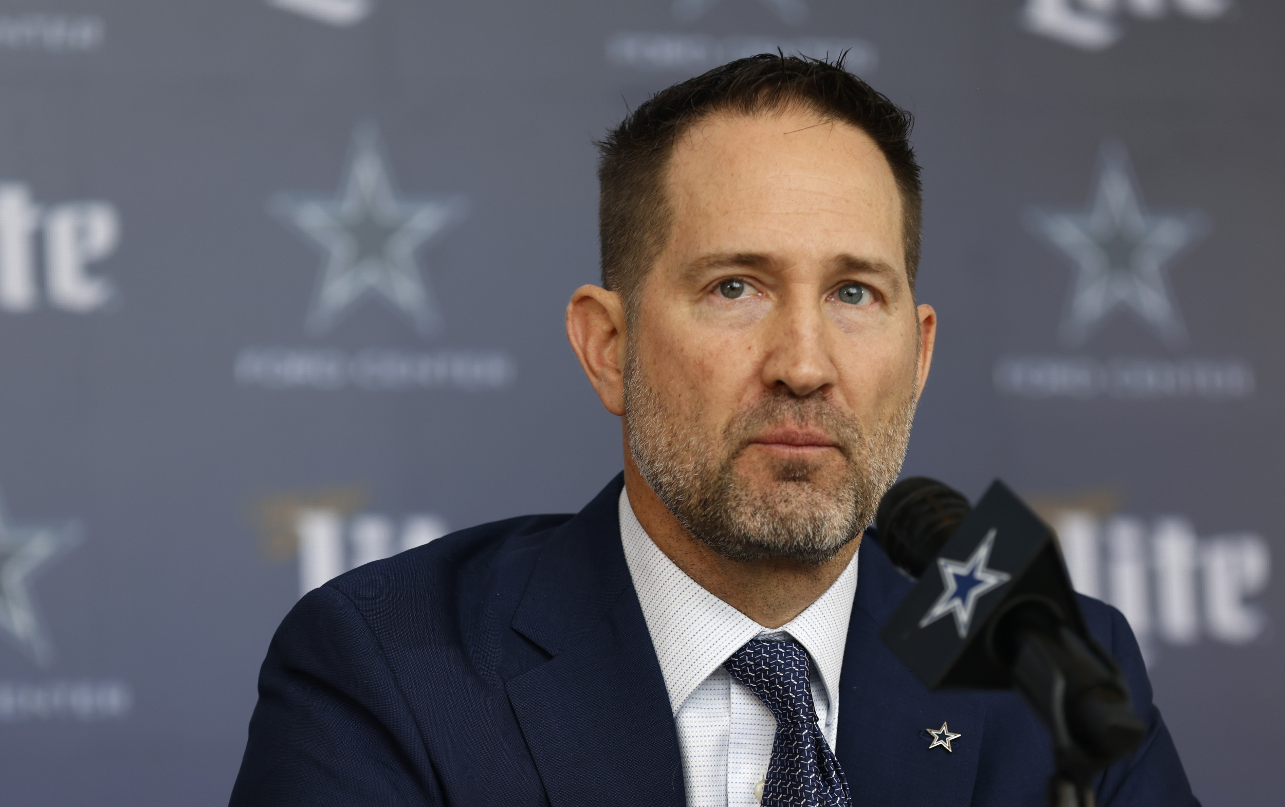 Dallas Cowboys Owner Jones Holds Firm Amid Micah Parsons Contract Standoff