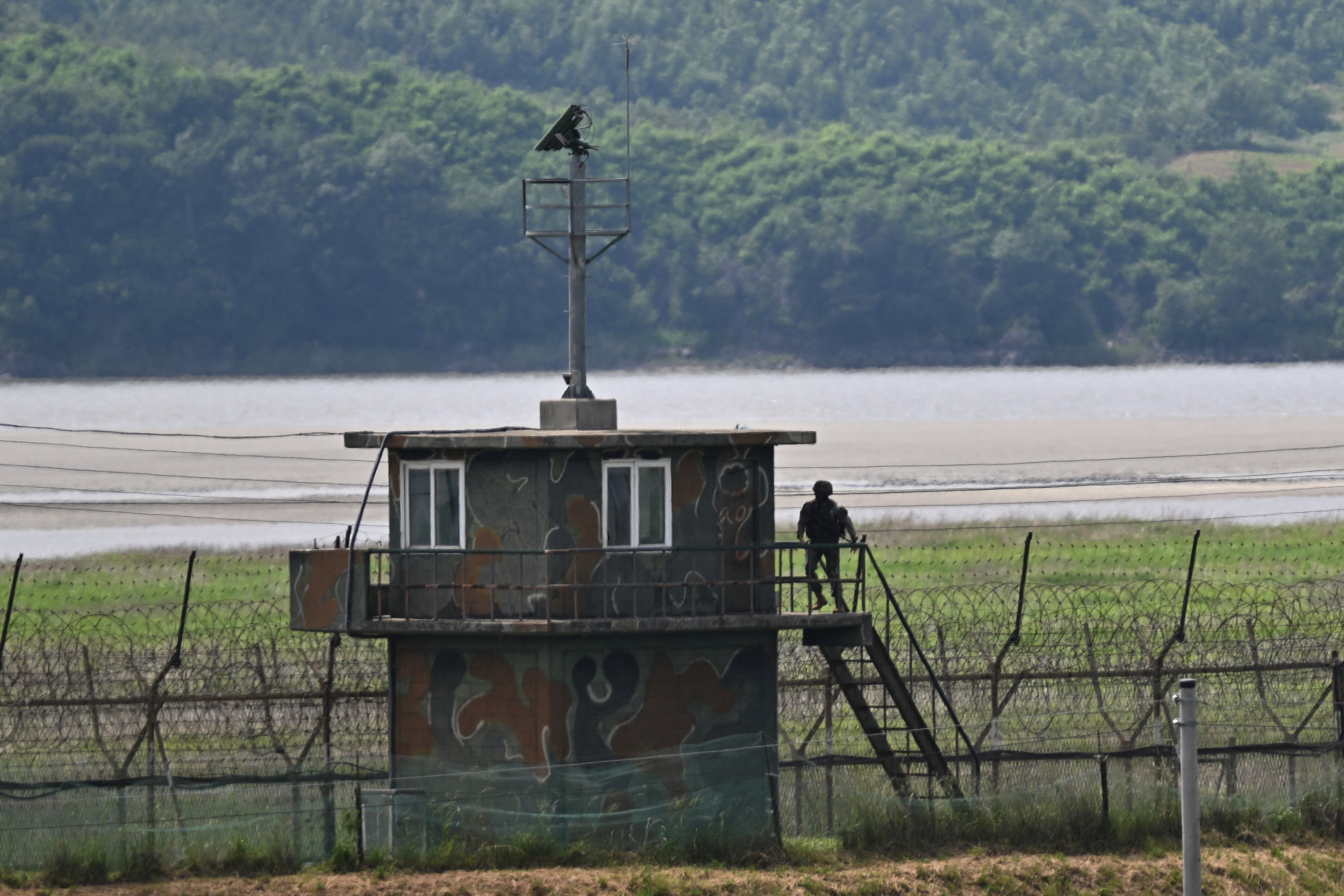 https://d.newsweek.com/en/full/2695914/north-korea-south-korea-border.jpg